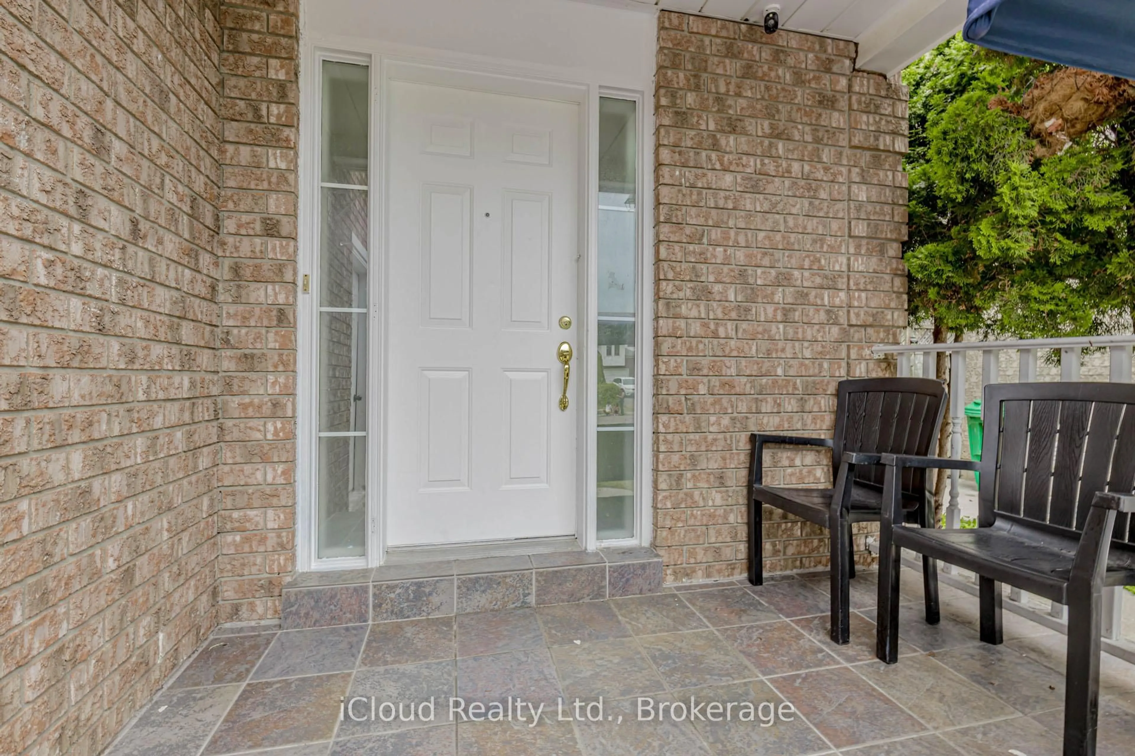 Indoor entryway for 97 Bighorn Cres, Brampton Ontario L6R 1G2