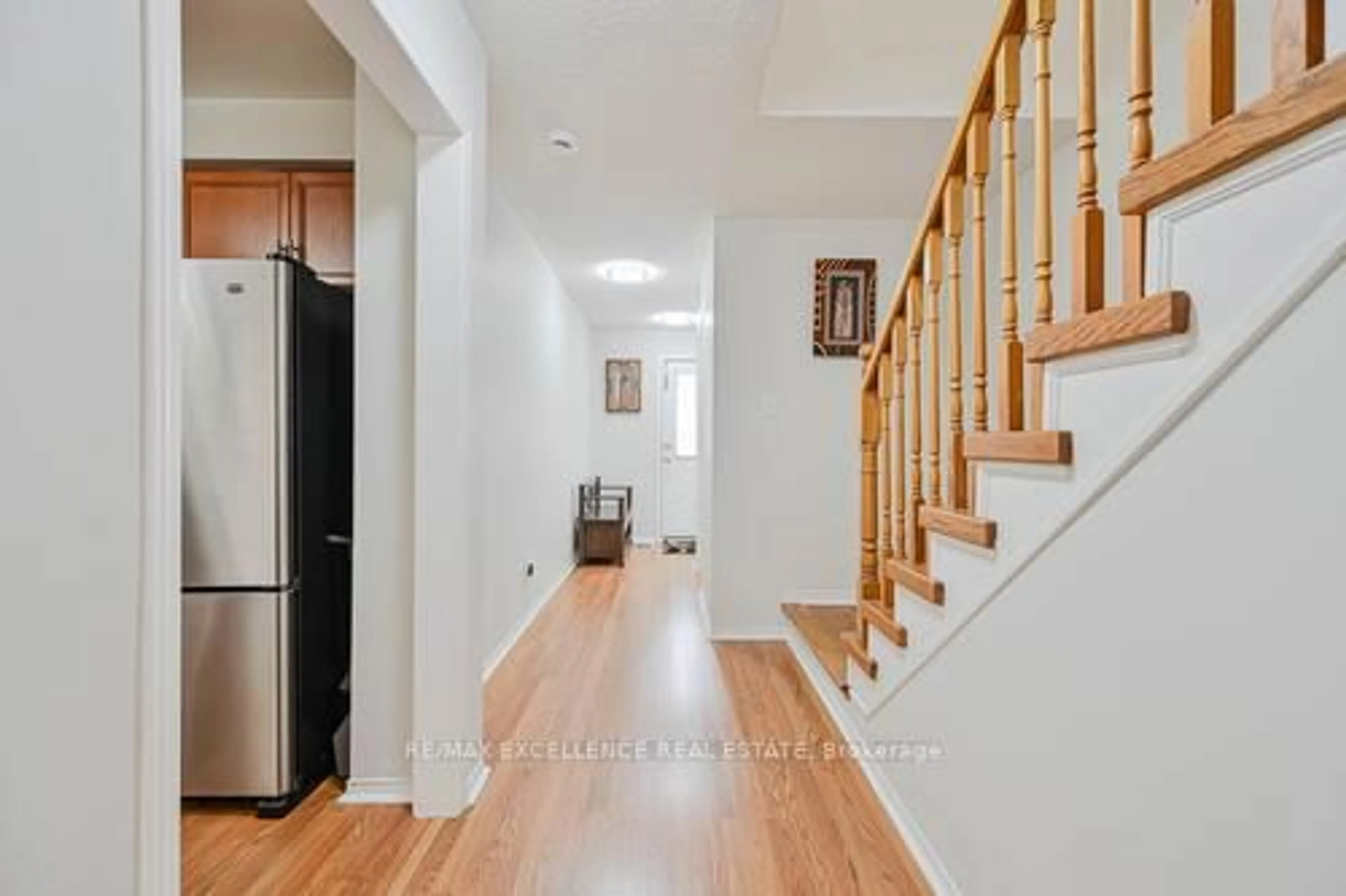 Indoor entryway for 80 Wickstead Crt, Brampton Ontario L6R 1N8