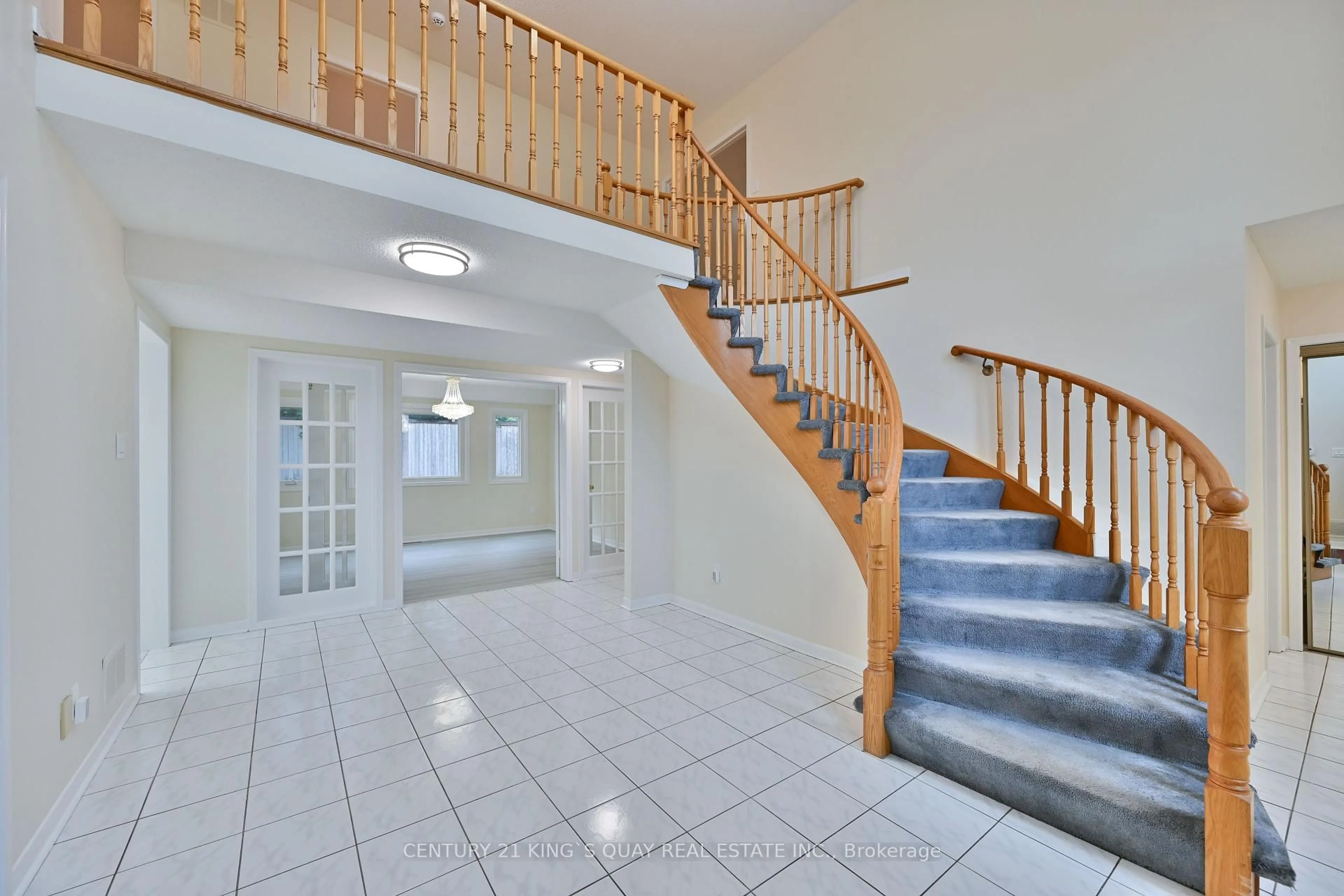 Indoor foyer for 5500 Turney Dr, Mississauga Ontario L5M 4Y8