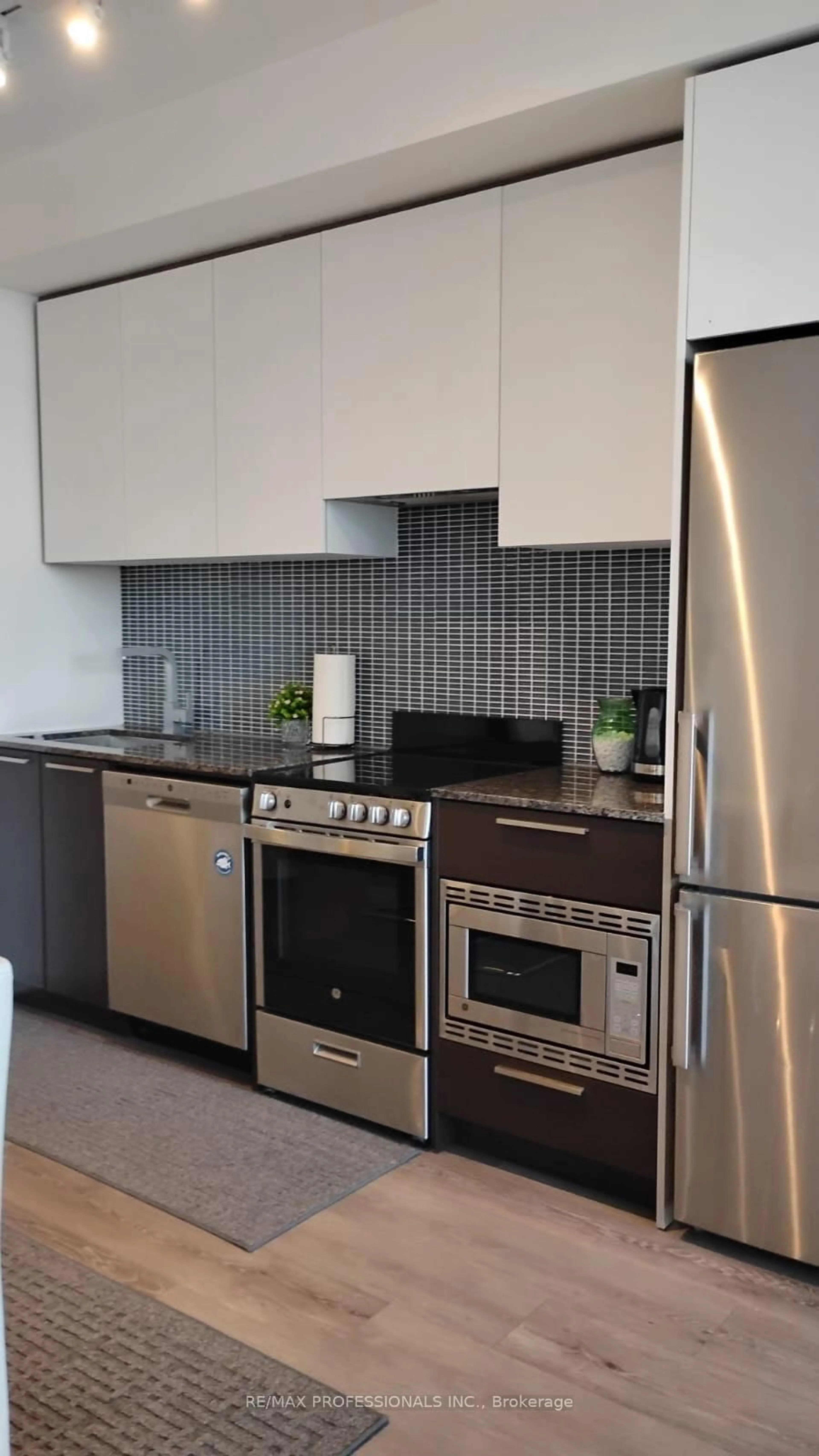 Standard kitchen, ceramic/tile floor for 4208 Dundas St #504, Toronto Ontario M8X 0B1