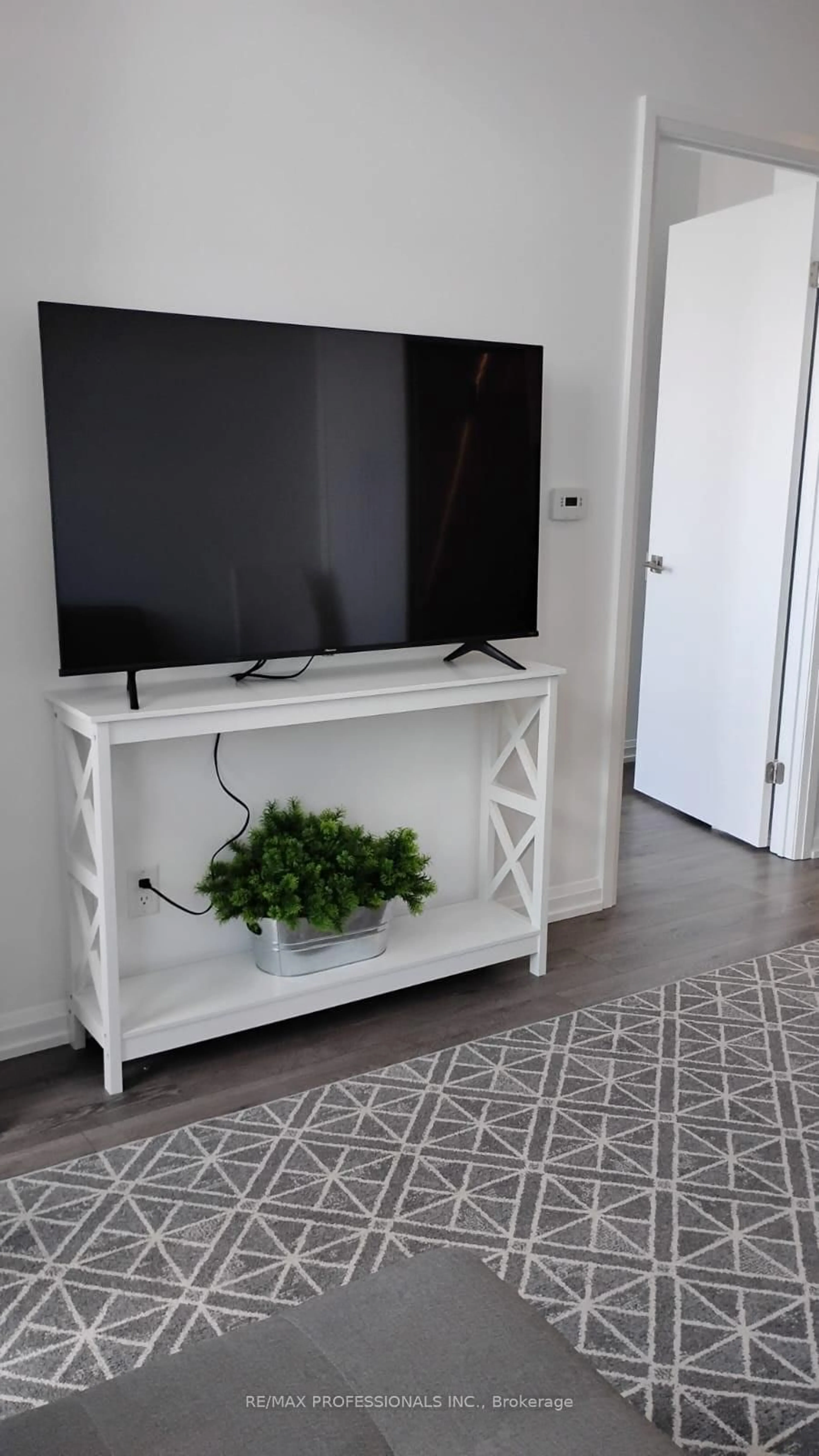 Indoor entryway for 4208 Dundas St #504, Toronto Ontario M8X 0B1