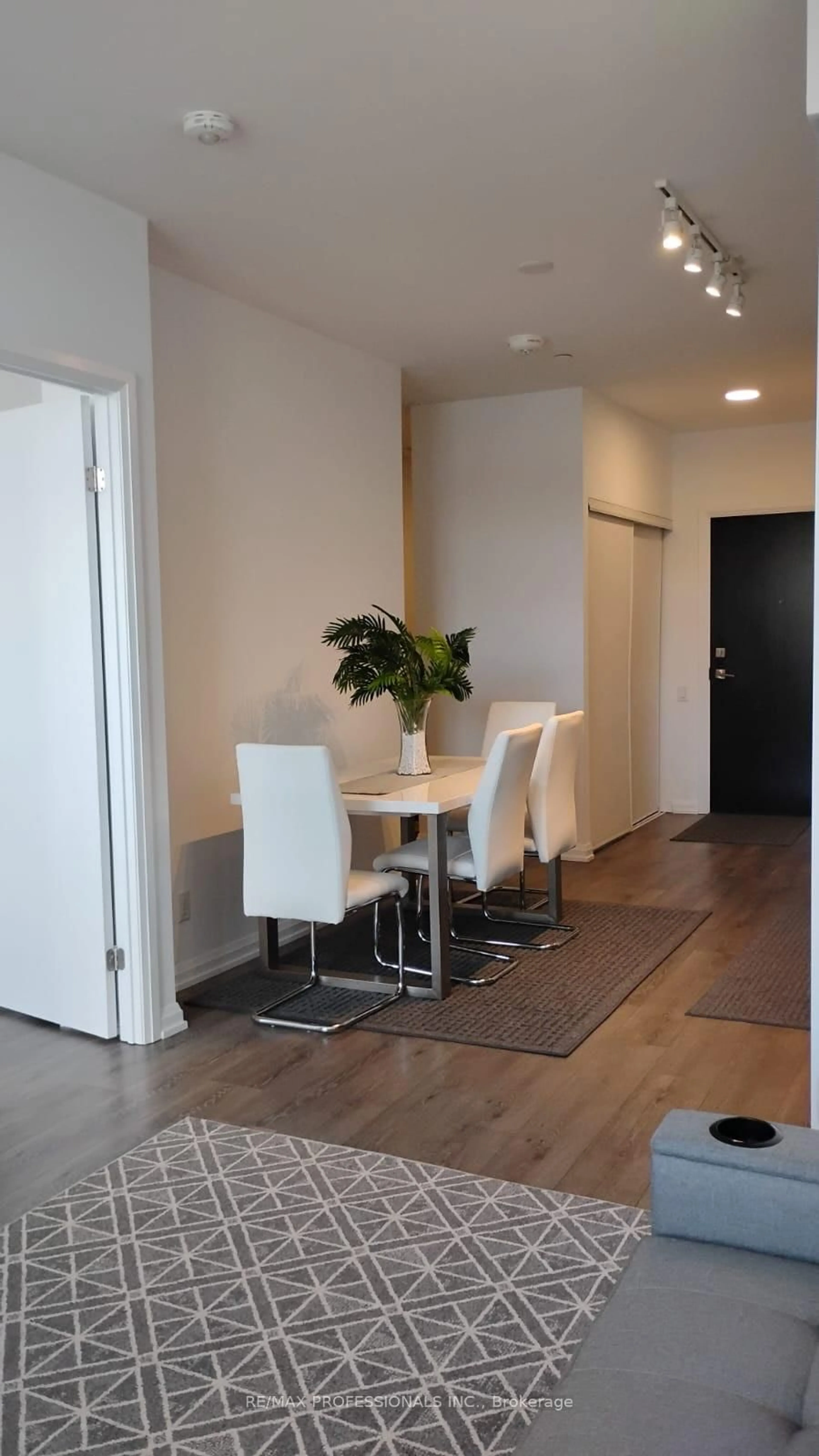 A pic of a room for 4208 Dundas St #504, Toronto Ontario M8X 0B1