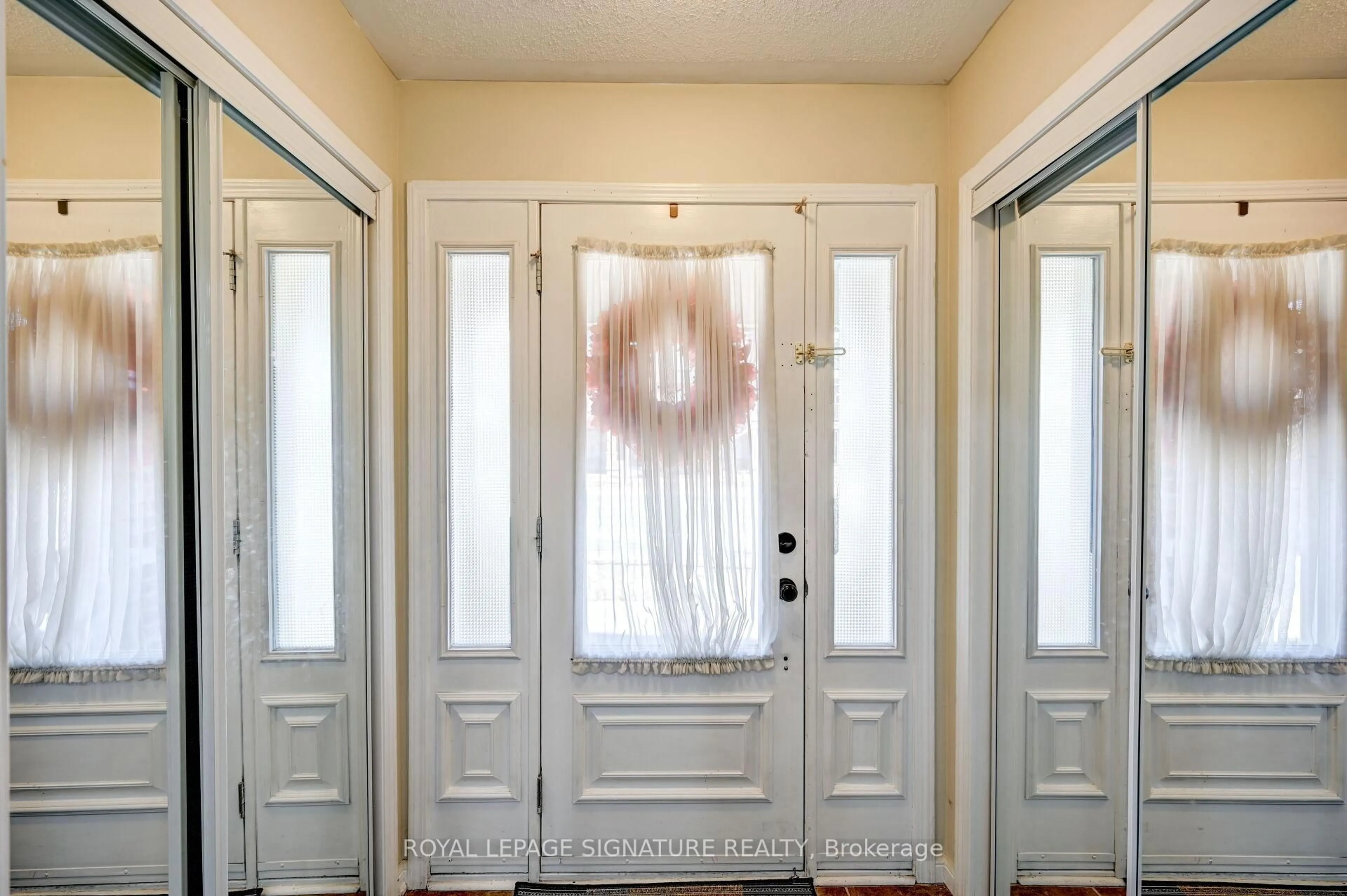 Indoor entryway for 656 Scott Blvd, Milton Ontario L9T 0P3
