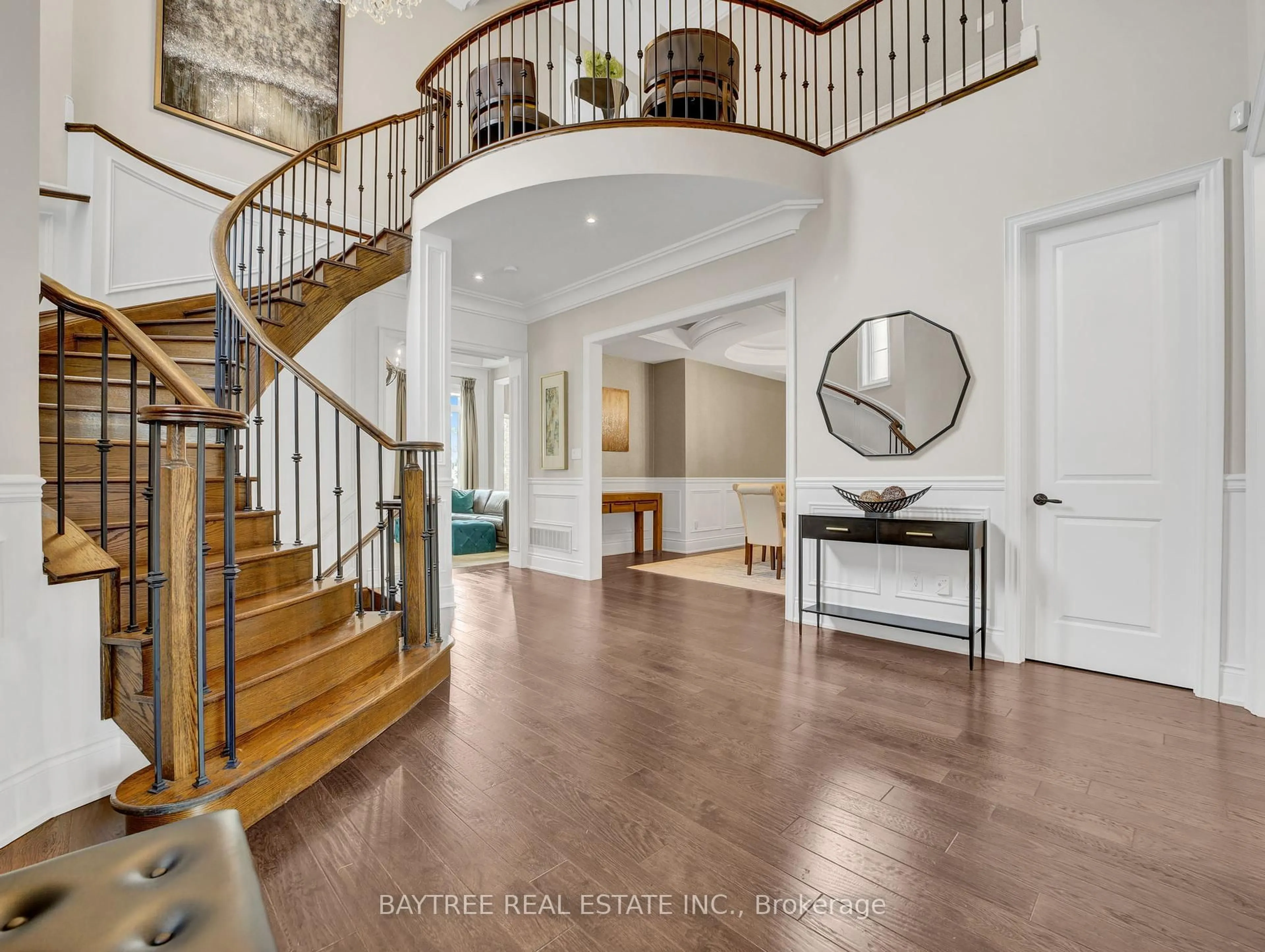 Indoor entryway for 16 Hickory Ridge Crt, Brampton Ontario L6Y 3A7