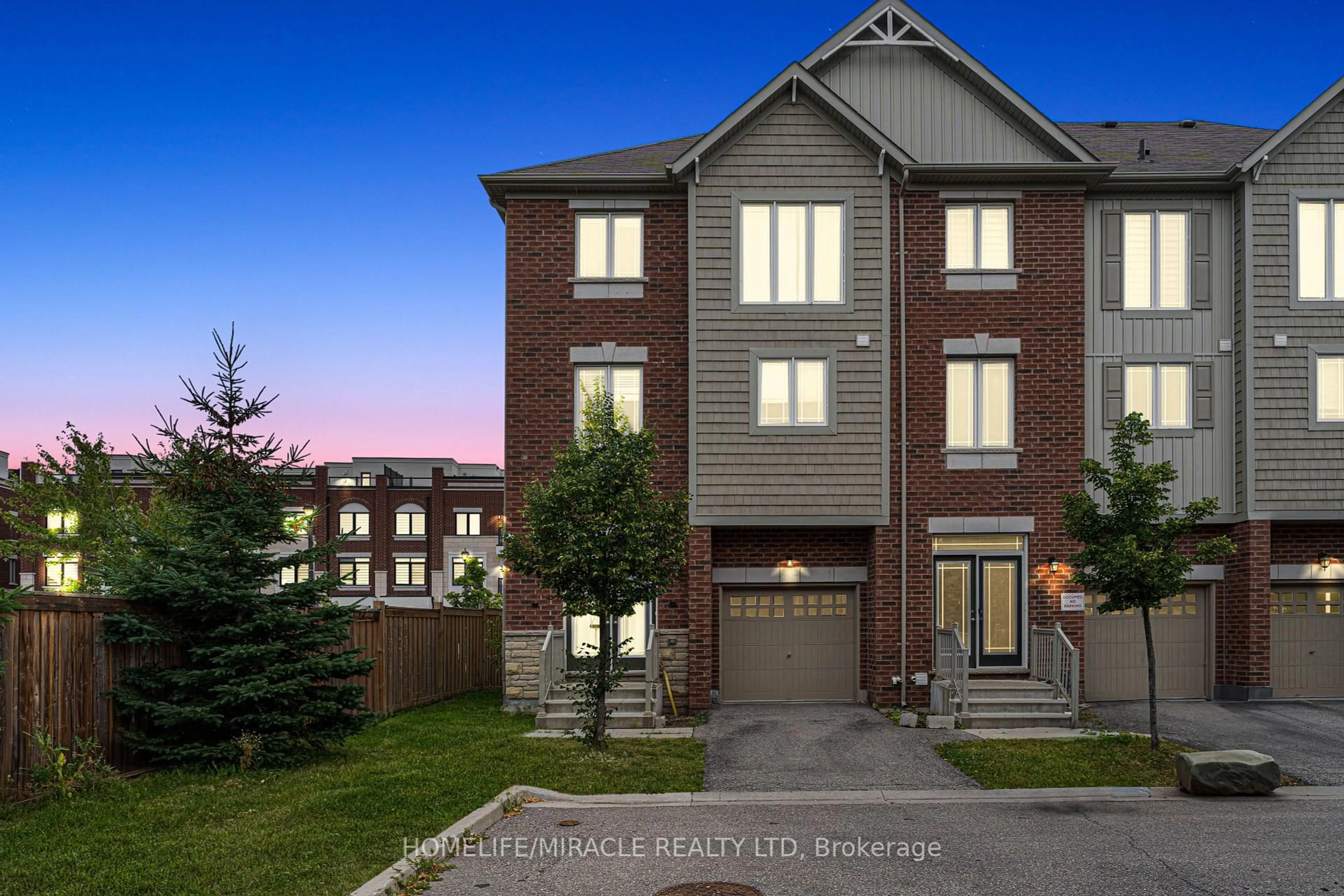 Home with brick exterior material, street for 402 Dougall Ave, Caledon Ontario L7C 2H1