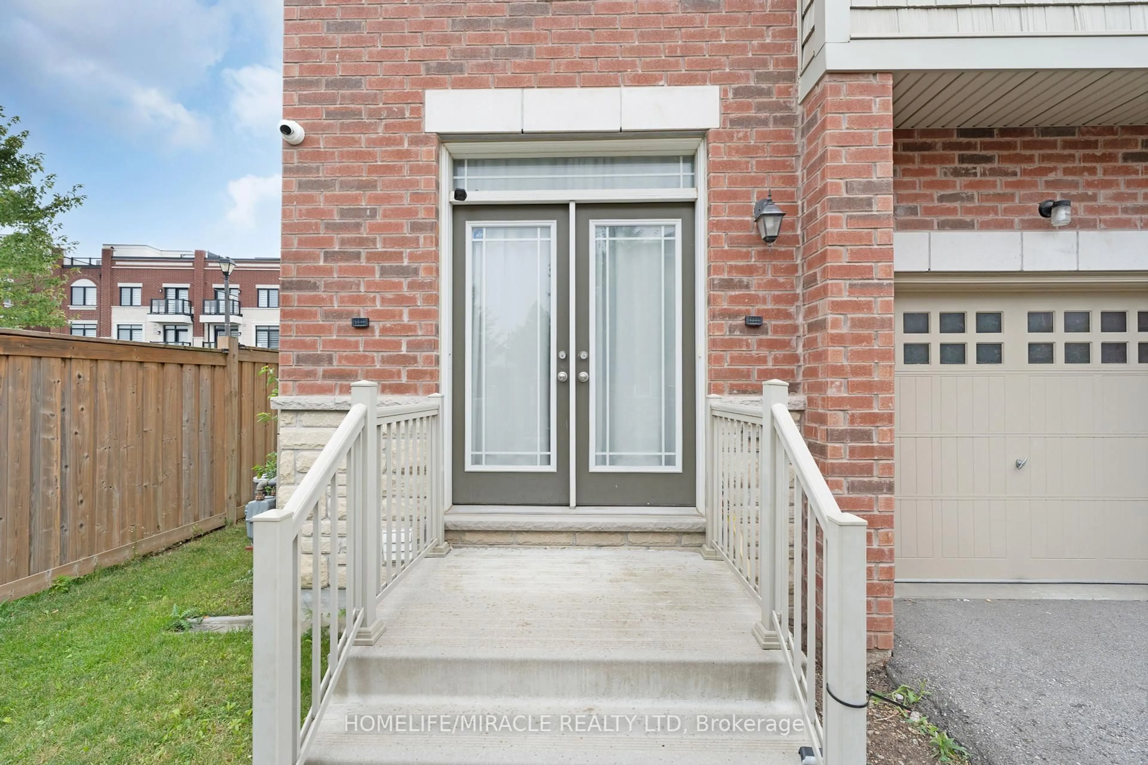 Indoor entryway for 402 Dougall Ave, Caledon Ontario L7C 2H1
