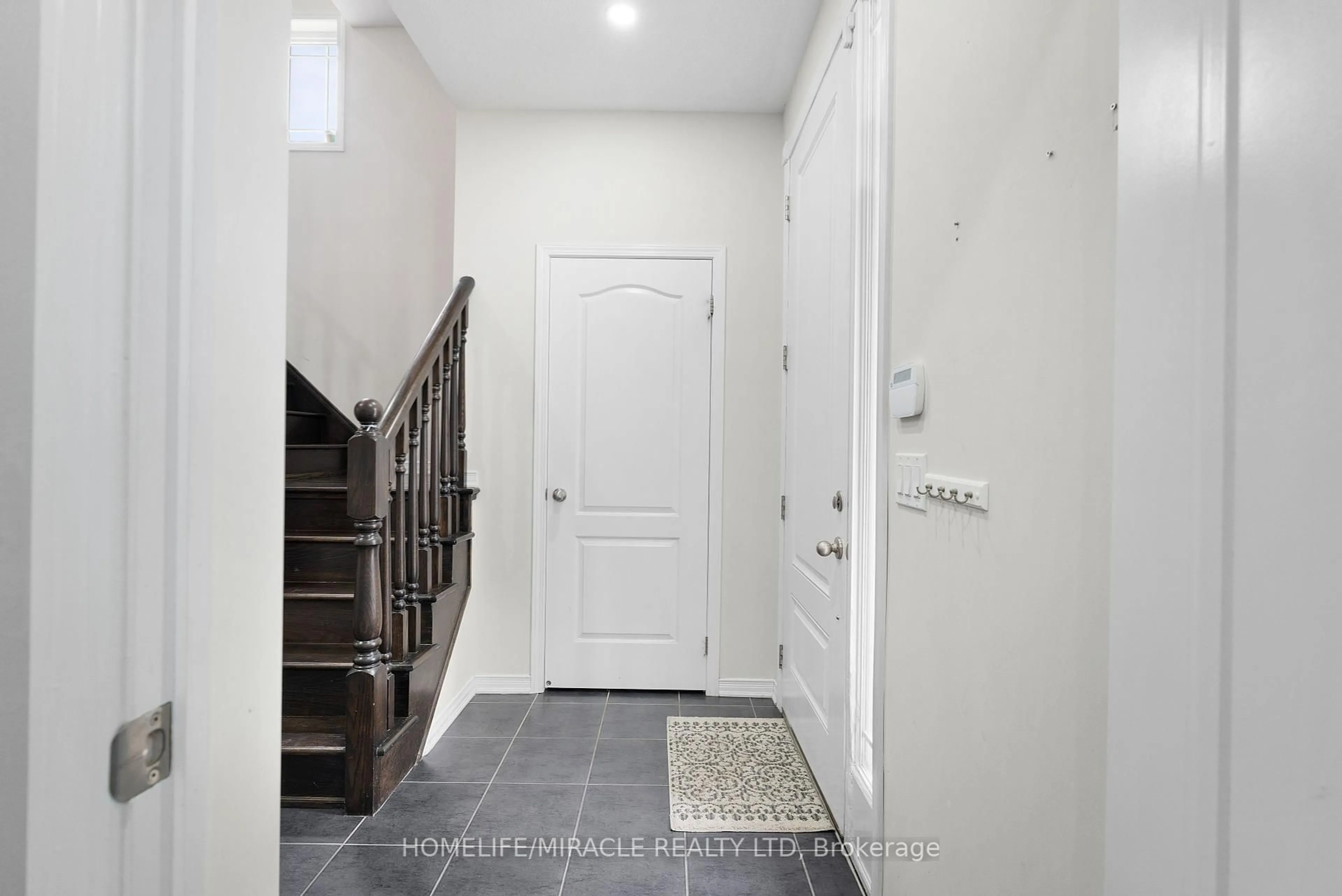Indoor entryway for 402 Dougall Ave, Caledon Ontario L7C 2H1
