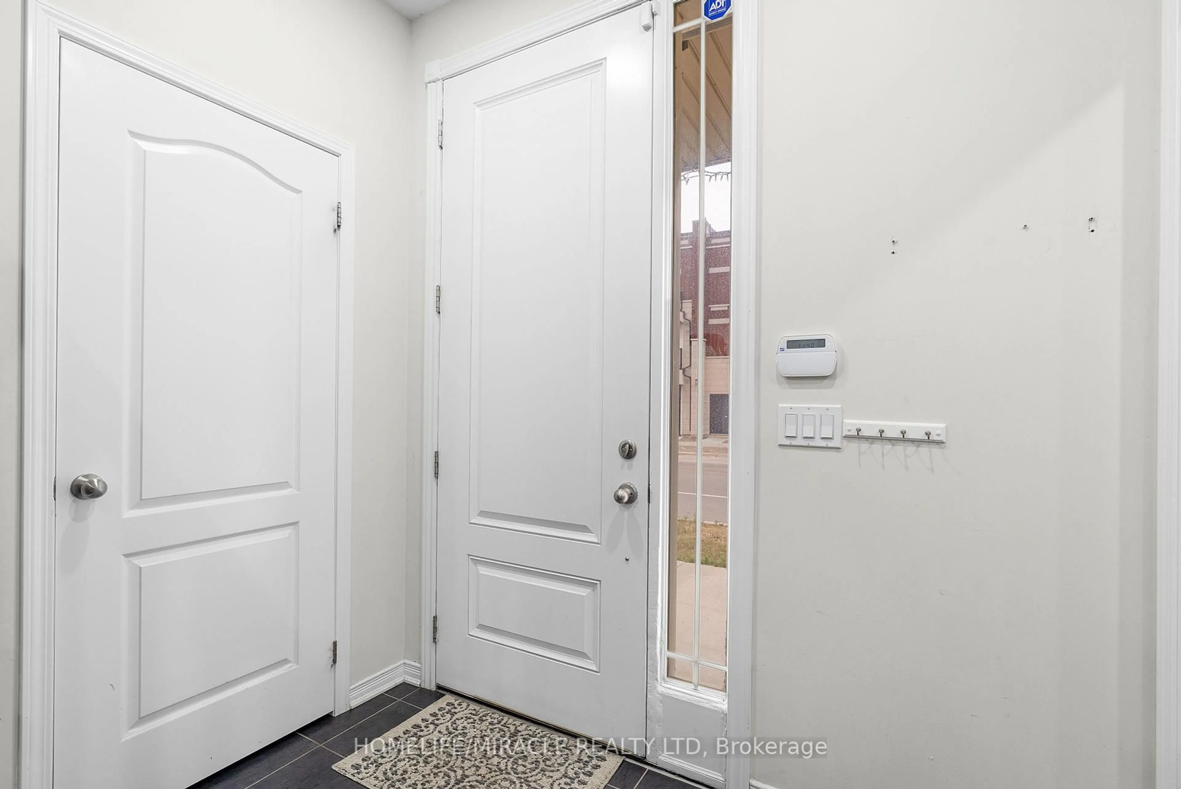 Indoor entryway for 402 Dougall Ave, Caledon Ontario L7C 2H1
