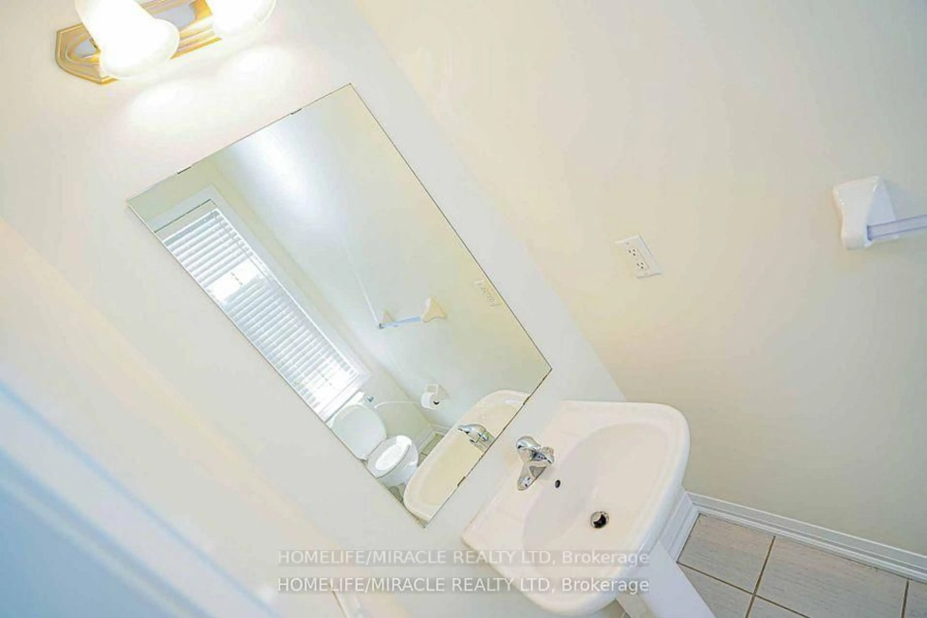 Standard bathroom, unknown for 35 Drew Brown Blvd, Orangeville Ontario L9W 6Z6