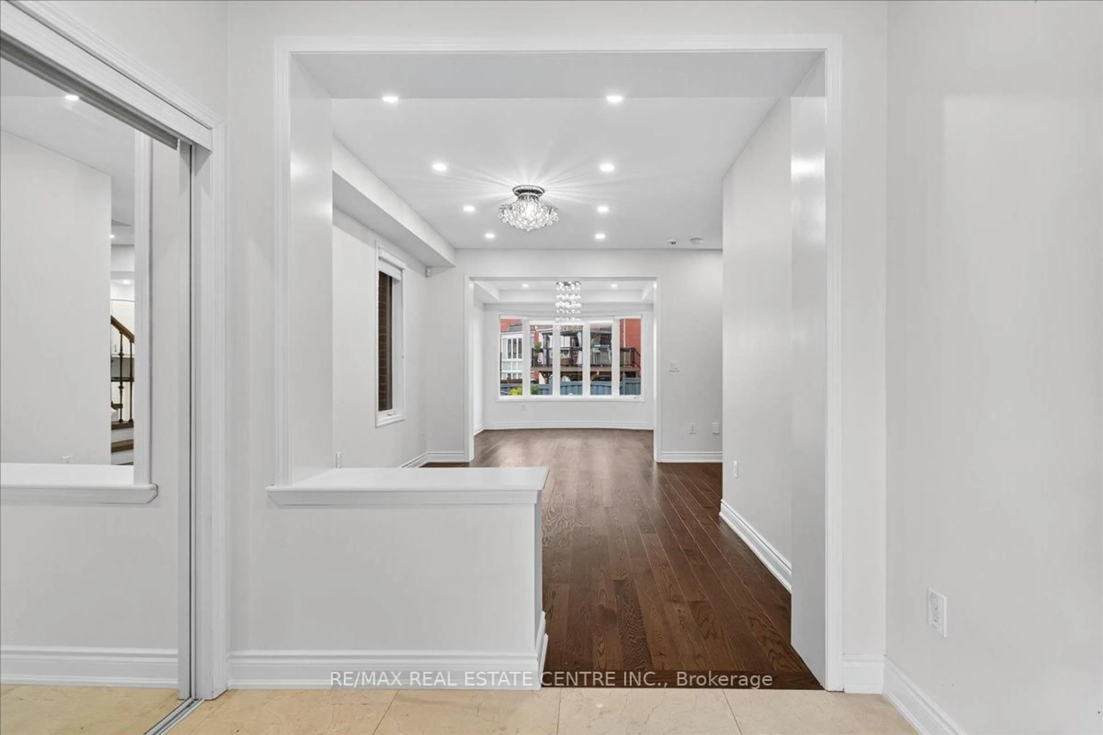 Indoor foyer for 980 Clark Blvd, Milton Ontario L9T 6P6