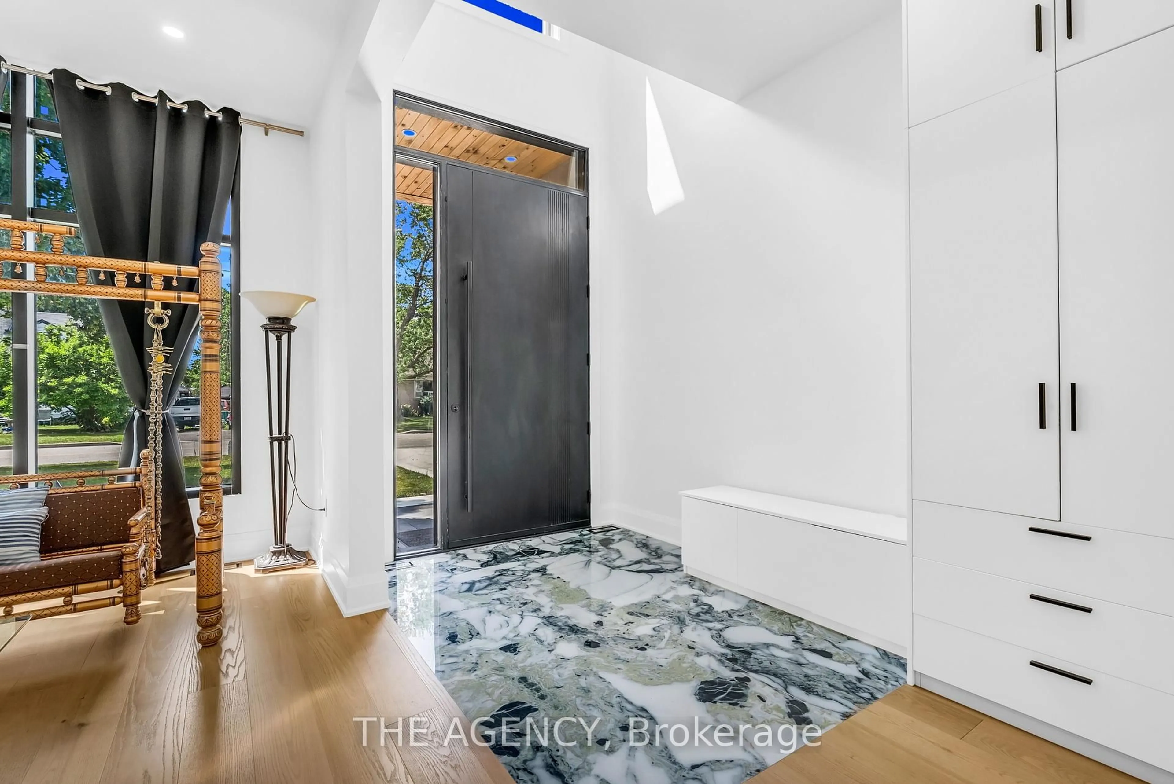 Indoor entryway for 9 Earl St, Mississauga Ontario L5M 1N6