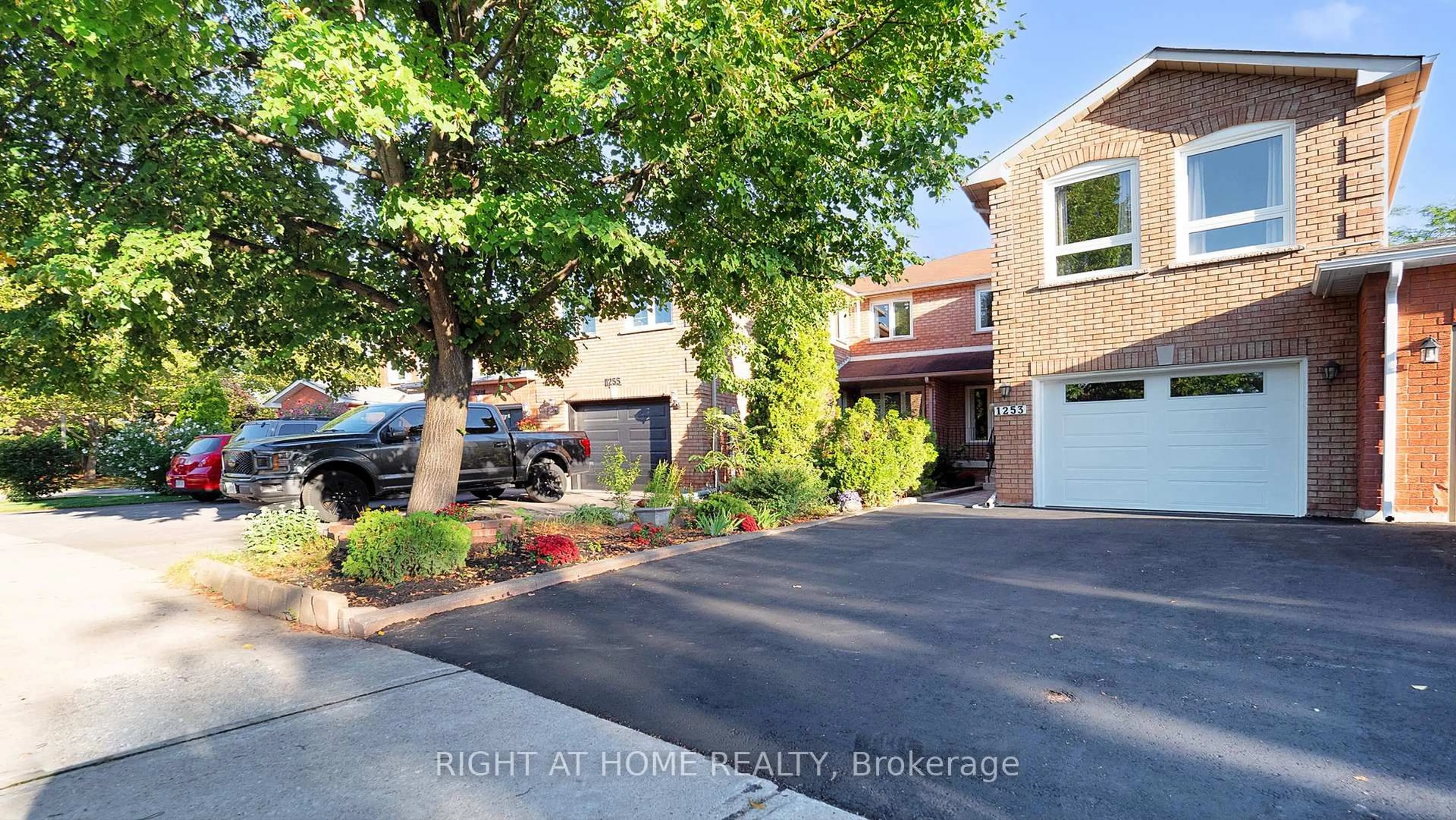 A pic from outside/outdoor area/front of a property/back of a property/a pic from drone, street for 1253 Blackburn Dr, Oakville Ontario L6M 2N5