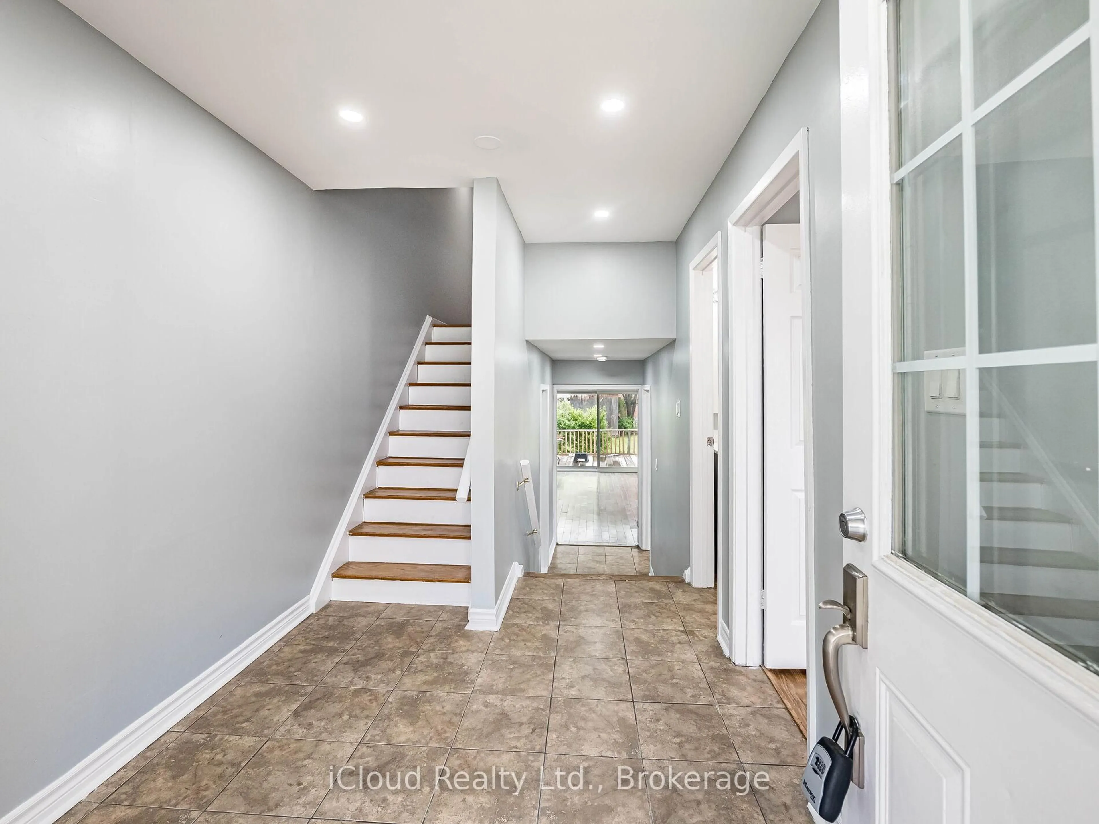 Indoor entryway for 7458 Catalpa Rd, Mississauga Ontario L4T 2T3