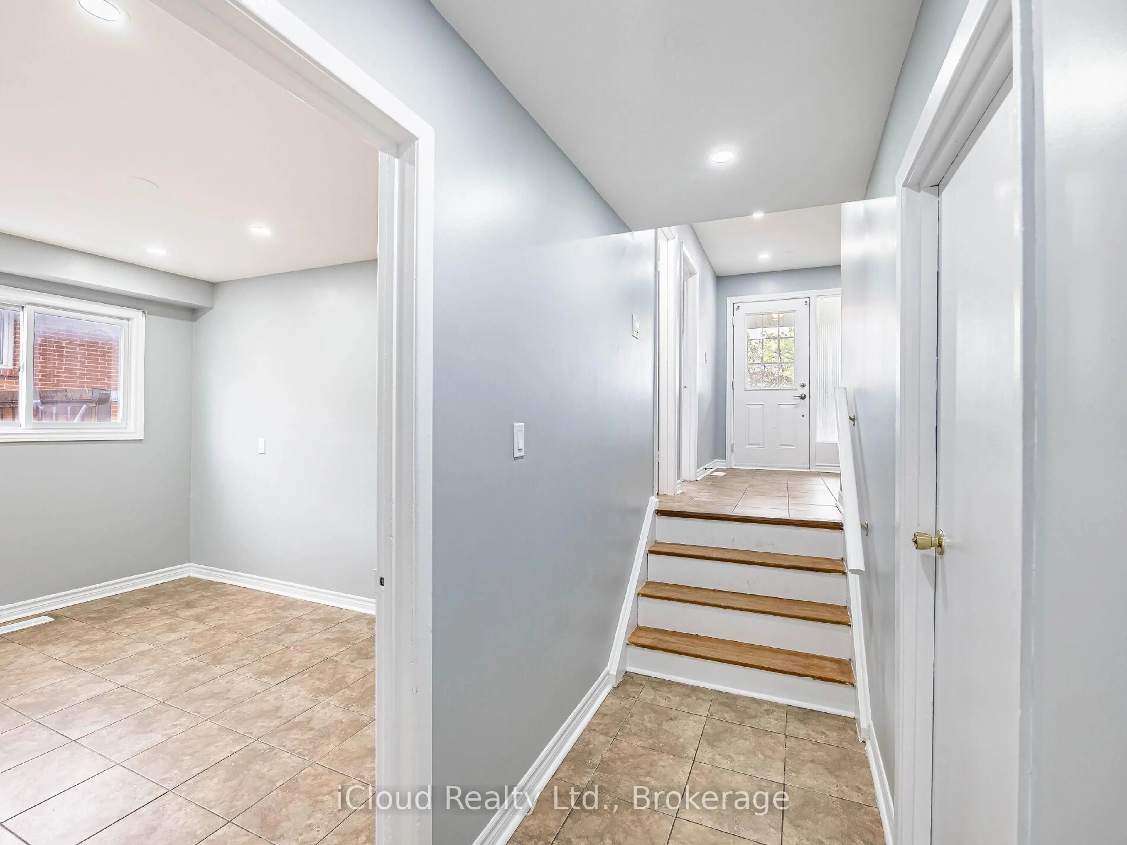 Indoor entryway for 7458 Catalpa Rd, Mississauga Ontario L4T 2T3