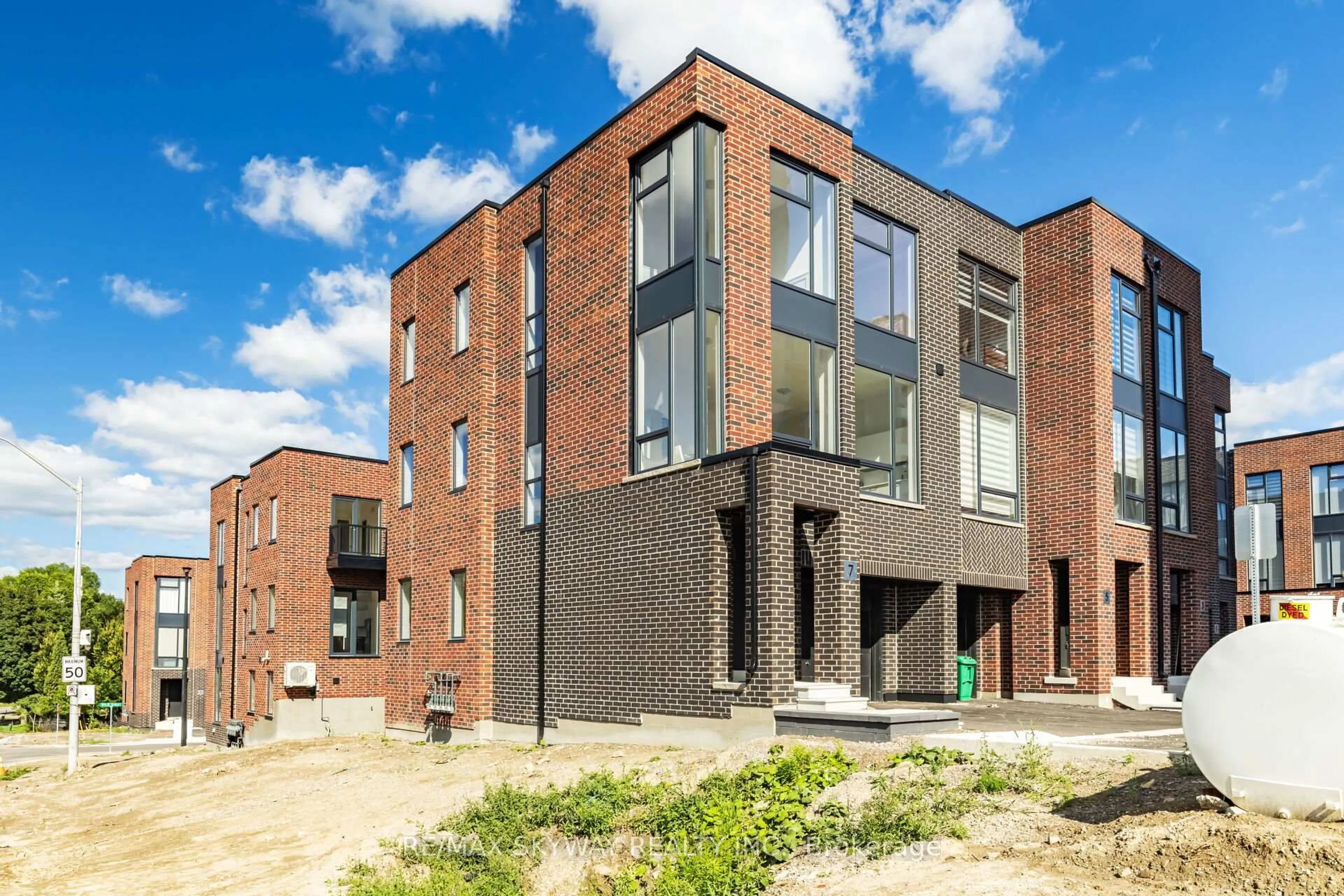 Home with brick exterior material, building for 7 Taylor Crt, Caledon Ontario L7E 4L2