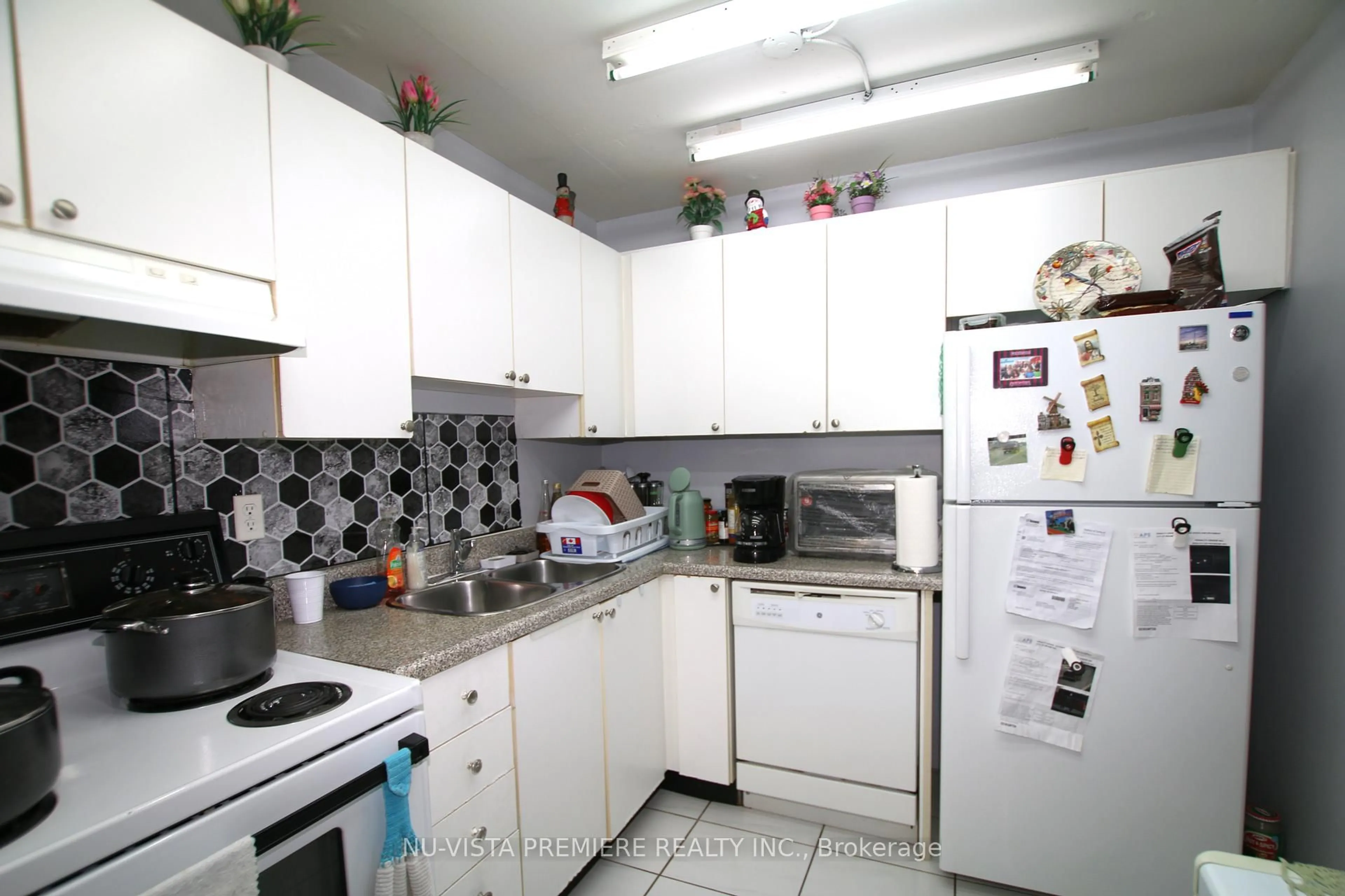 Standard kitchen, unknown for 115 Hillcrest Ave #1406, Mississauga Ontario L5B 3Y9