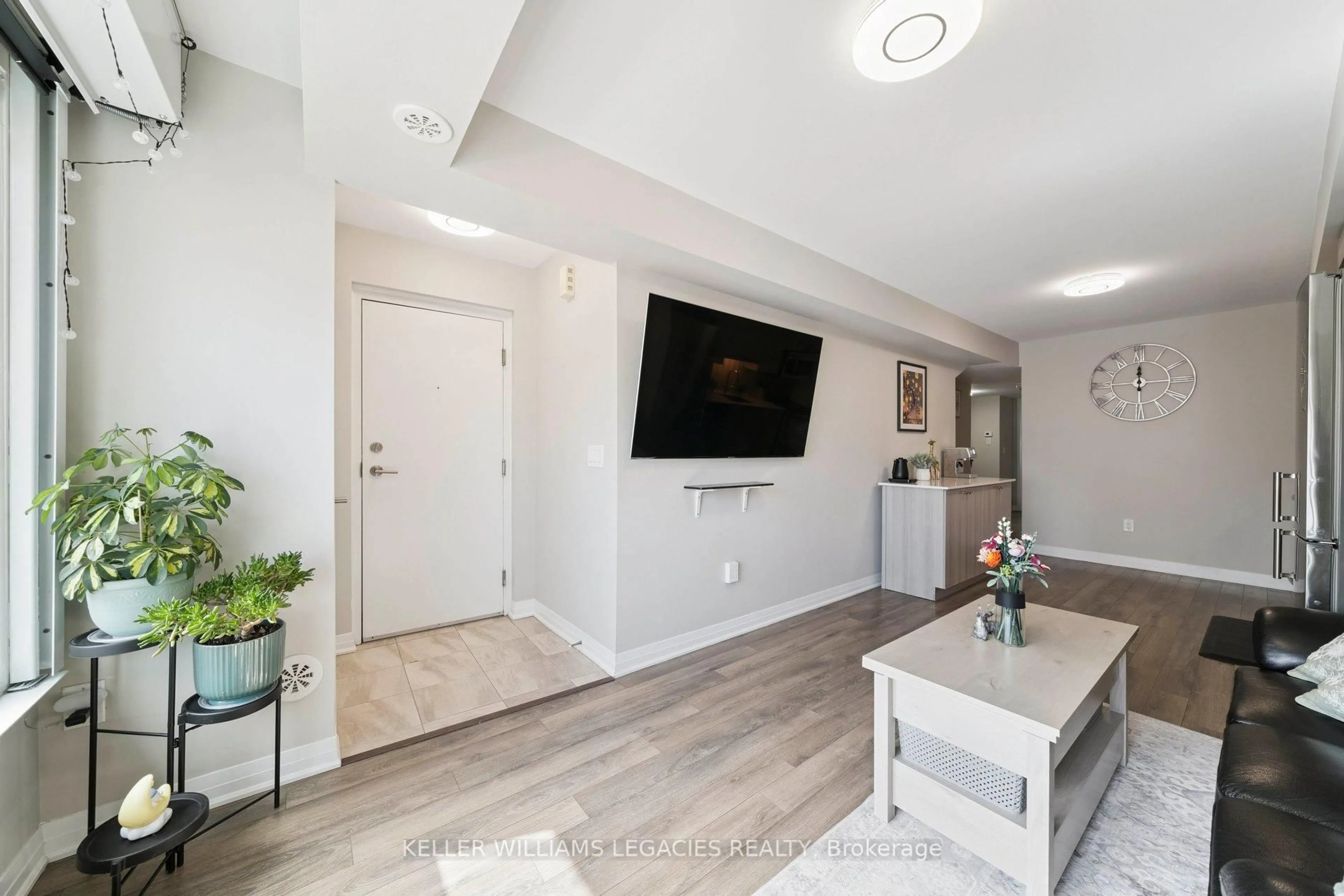 Indoor entryway for 189 William Duncan Rd, Toronto Ontario M3K 0B8