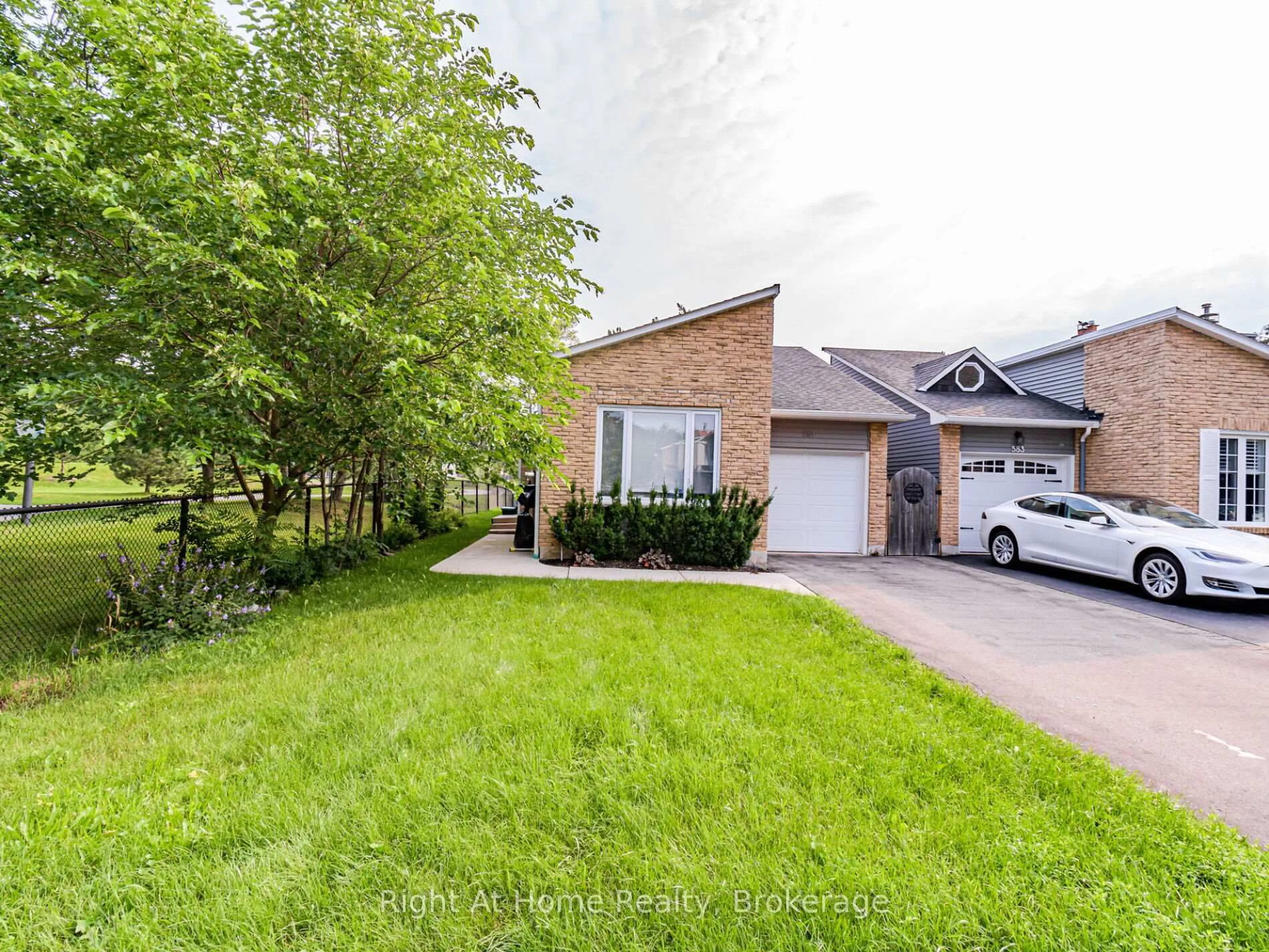 A pic from outside/outdoor area/front of a property/back of a property/a pic from drone, street for 581 Beaver Crt, Milton Ontario L9T 4A8