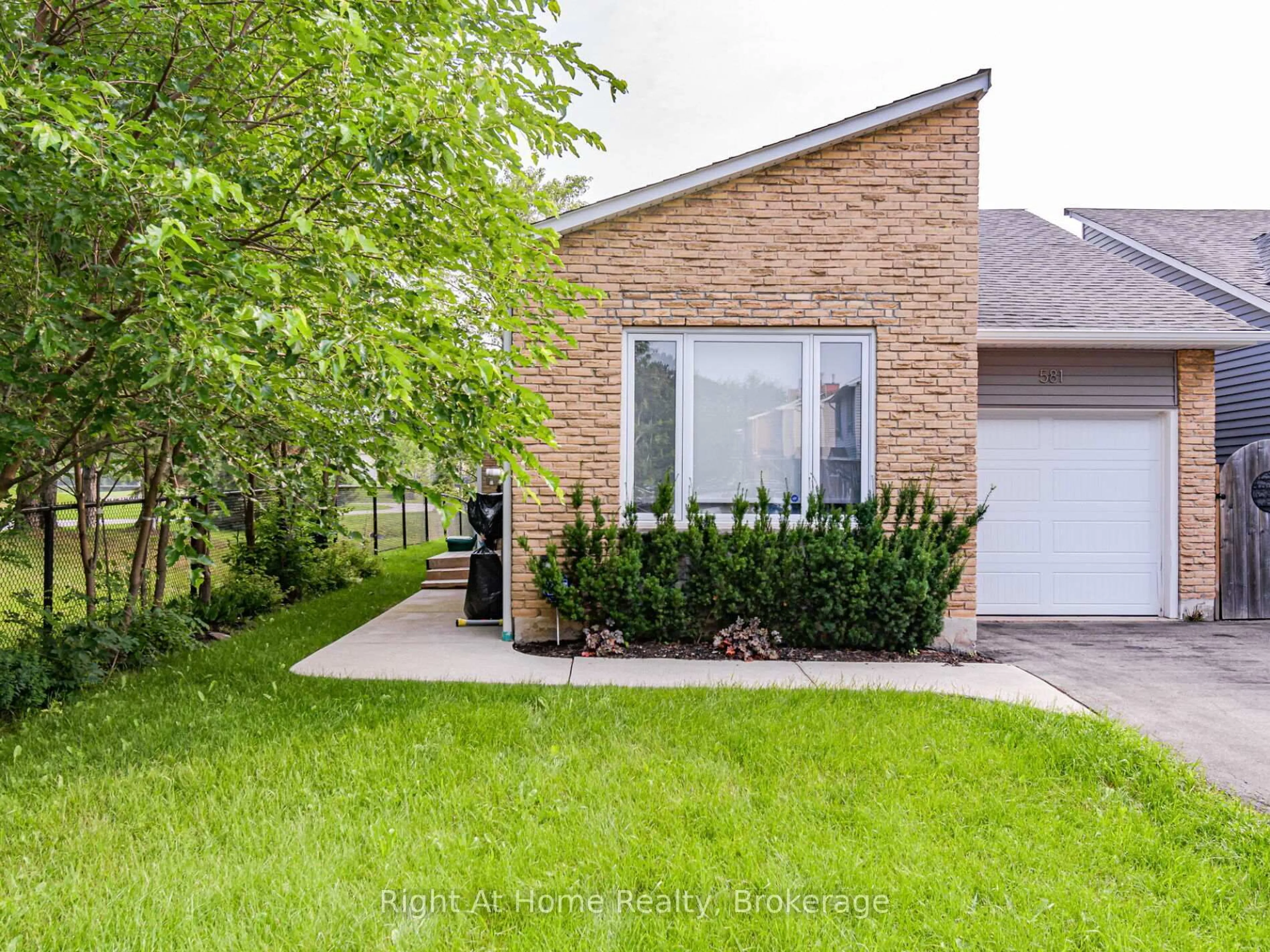 Home with brick exterior material, street for 581 Beaver Crt, Milton Ontario L9T 4A8