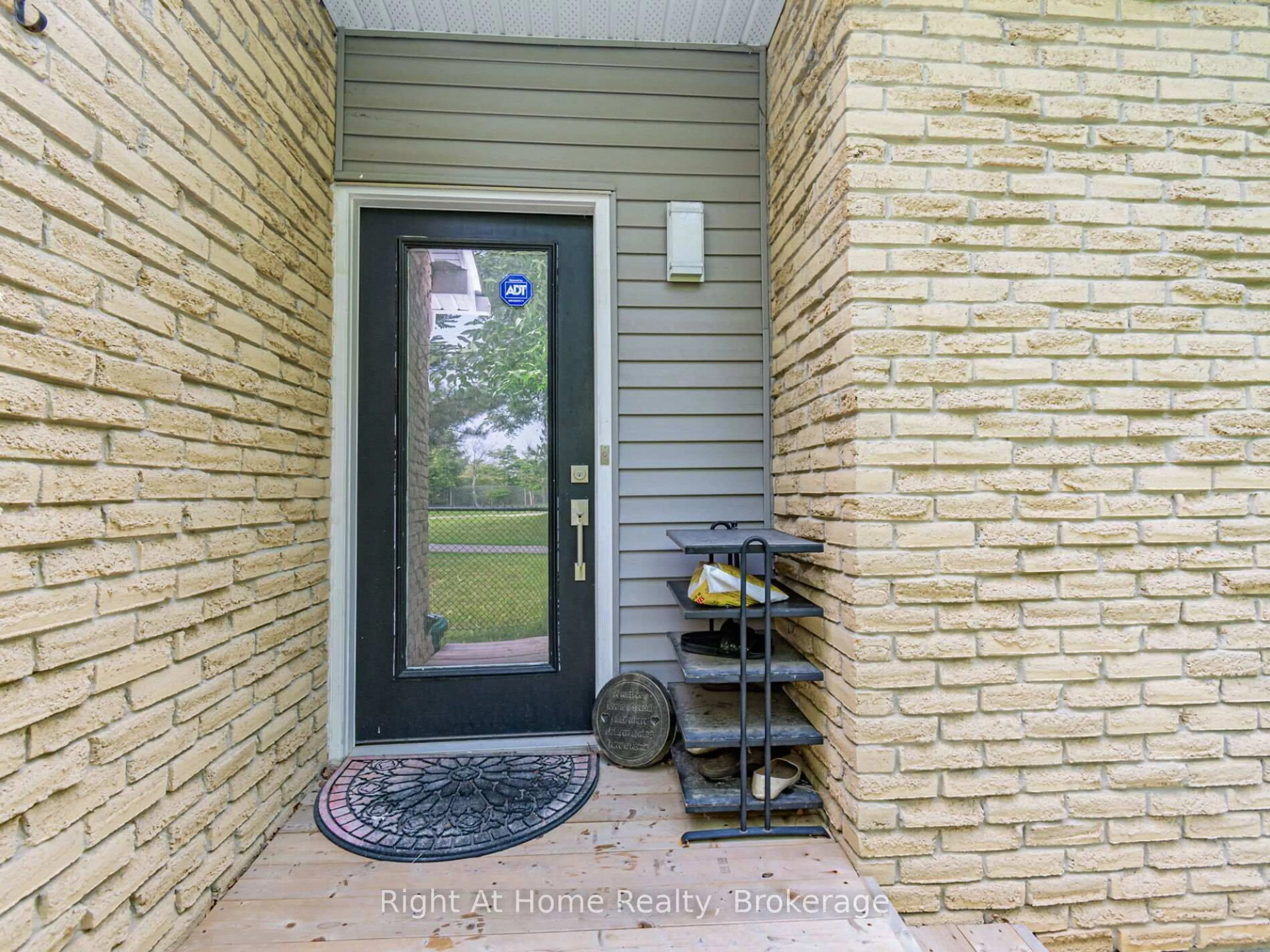 Indoor entryway for 581 Beaver Crt, Milton Ontario L9T 4A8