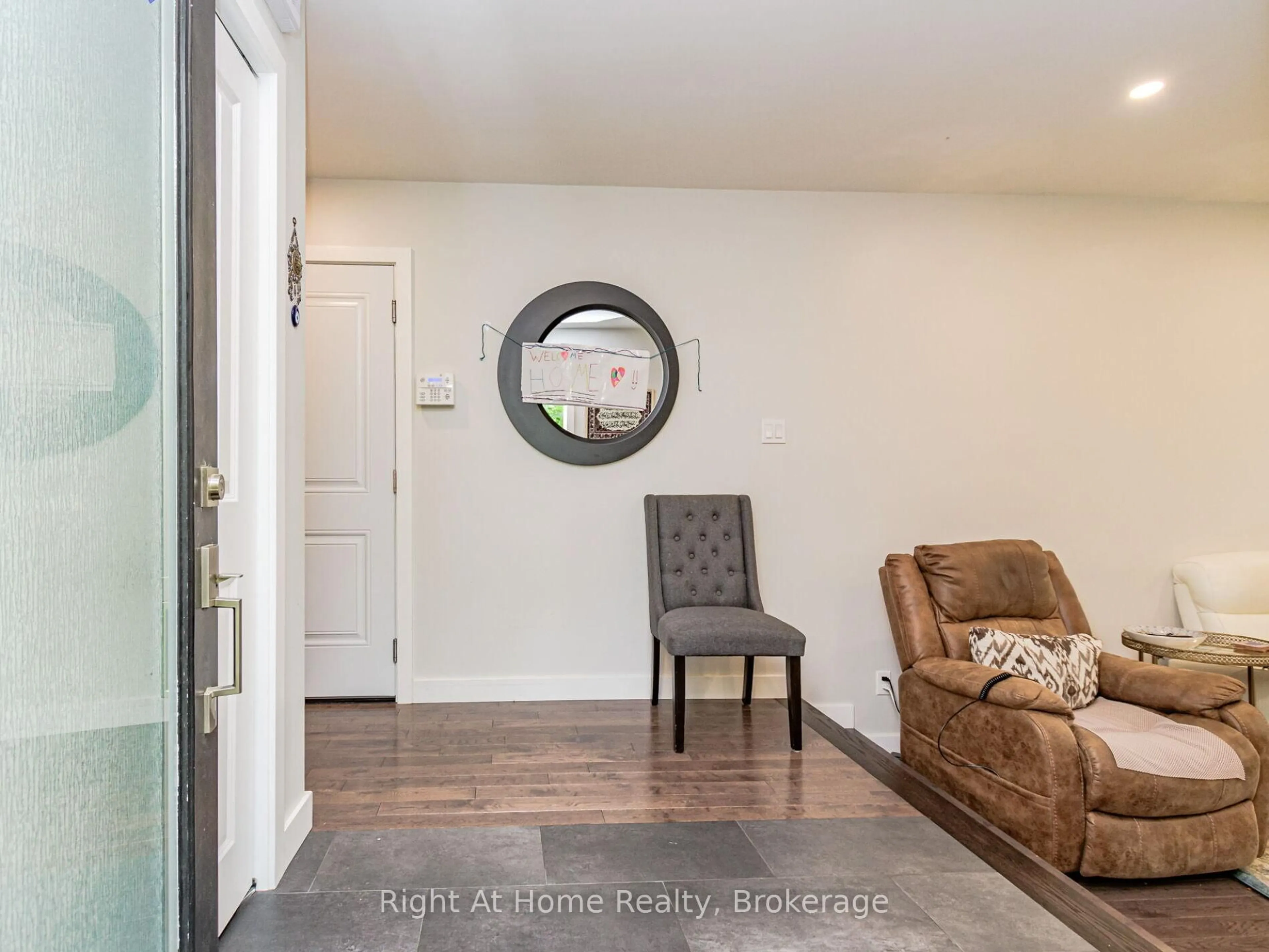 Indoor entryway for 581 Beaver Crt, Milton Ontario L9T 4A8