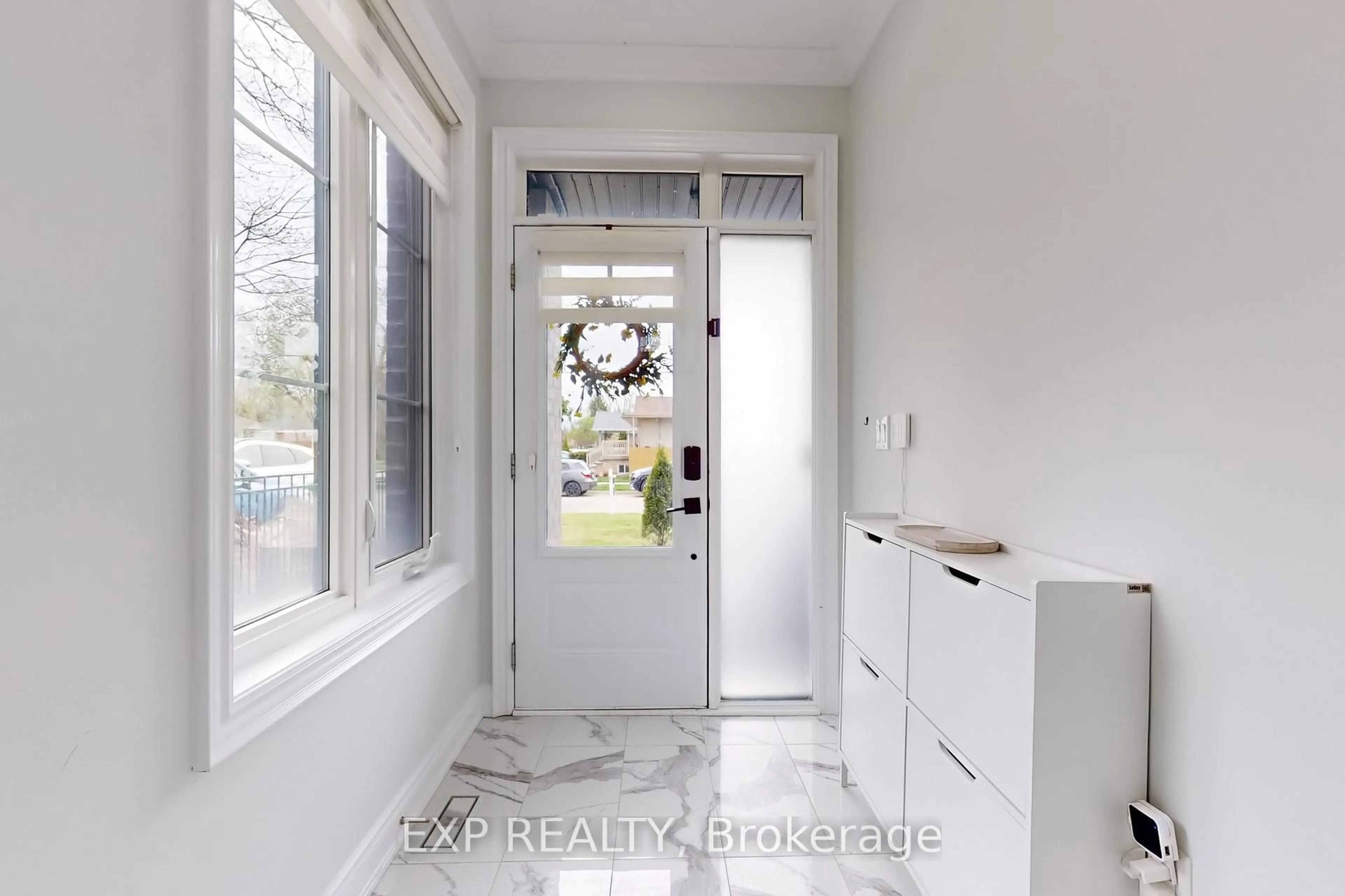 Indoor entryway for 1625 Blanefield Rd, Mississauga Ontario L5G 0C4