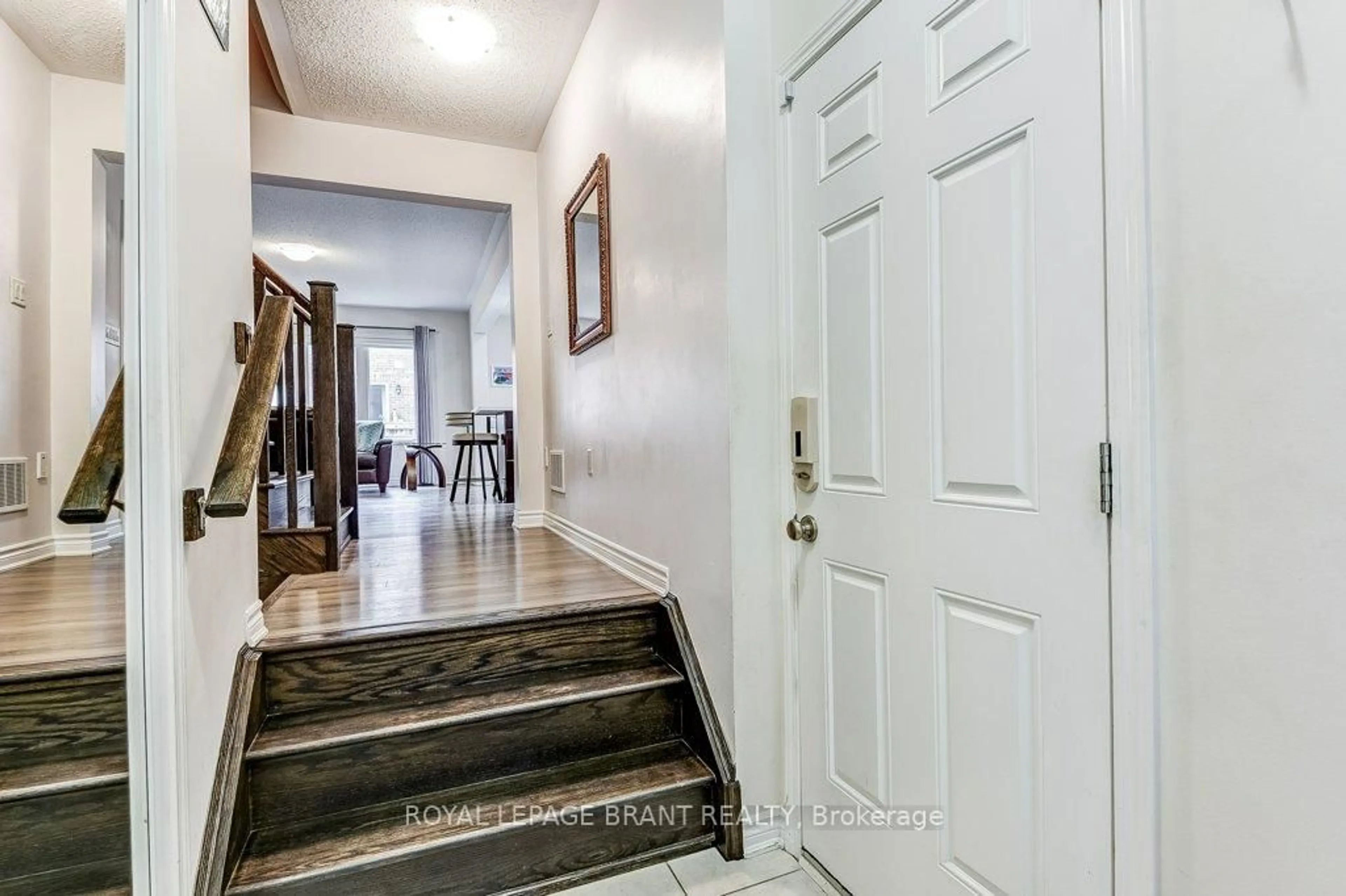Indoor entryway for 35 Dredge Crt, Milton Ontario L9T 8T1