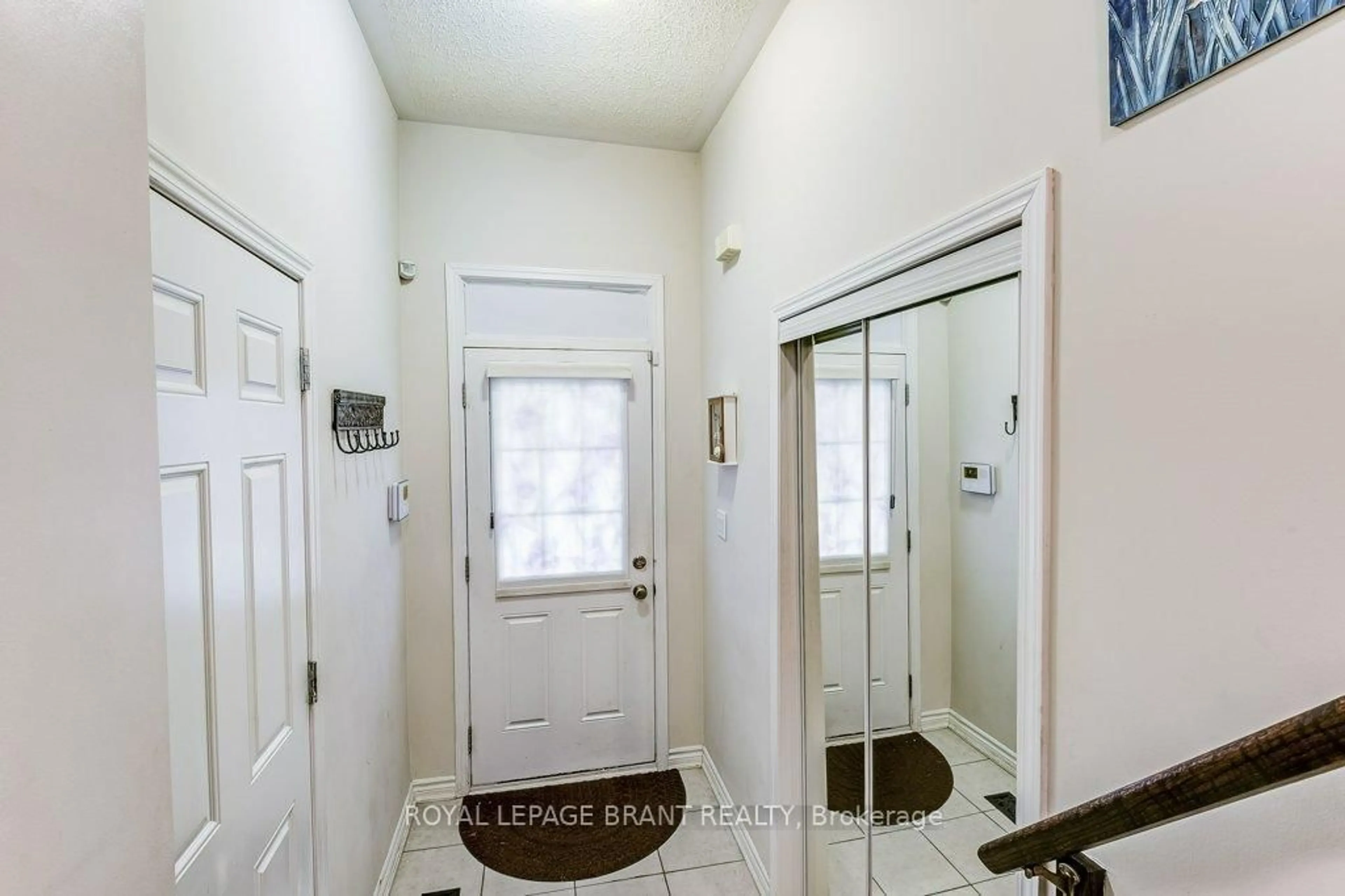 Indoor entryway for 35 Dredge Crt, Milton Ontario L9T 8T1