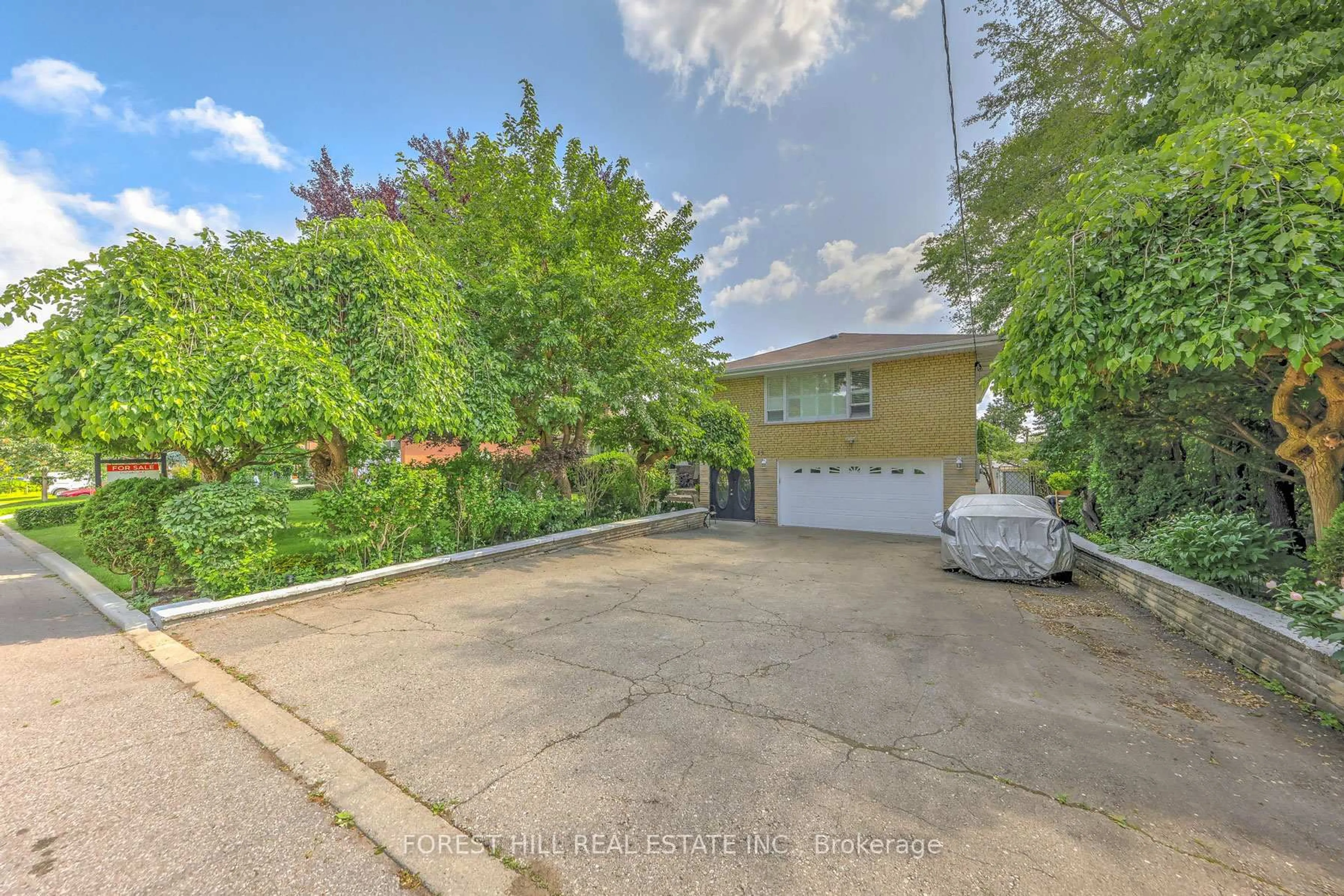 A pic from outside/outdoor area/front of a property/back of a property/a pic from drone, street for 89 Portage Ave, Toronto Ontario M9N 3H2
