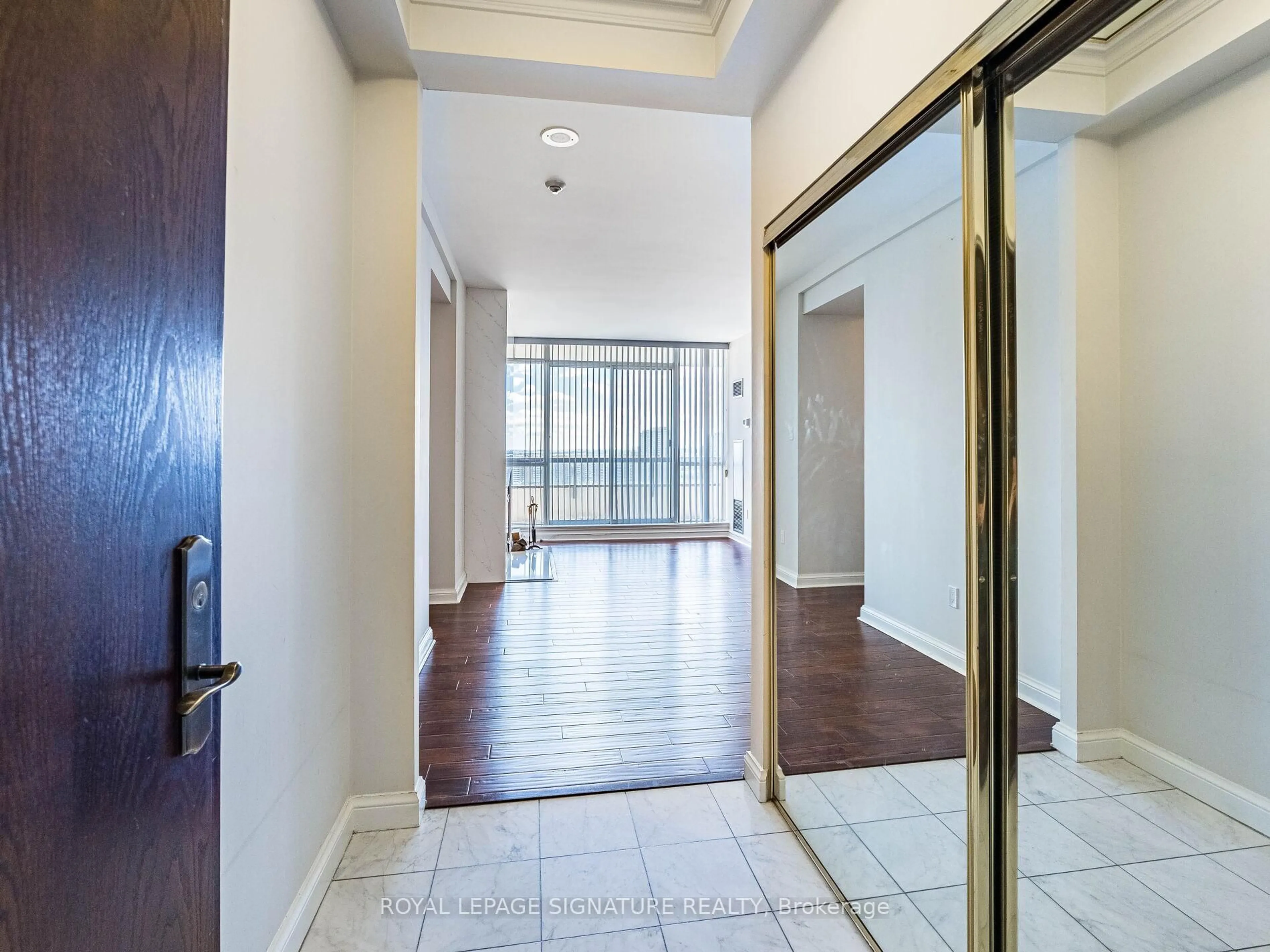 Indoor foyer for 24 Hanover Rd #2204, Brampton Ontario L6S 5K8