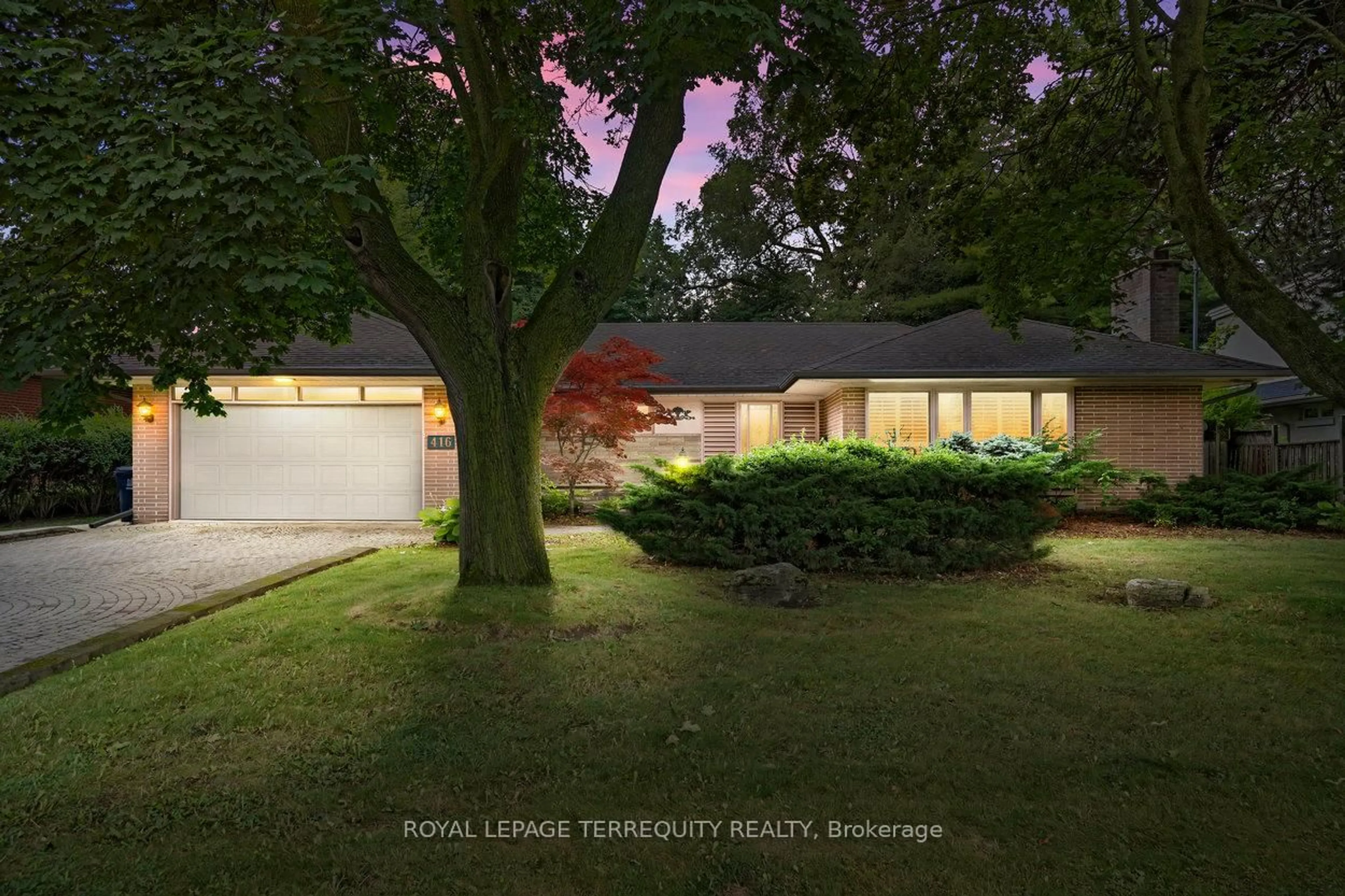 A pic from outside/outdoor area/front of a property/back of a property/a pic from drone, street for 416 The Kingsway, Toronto Ontario M9A 3V9