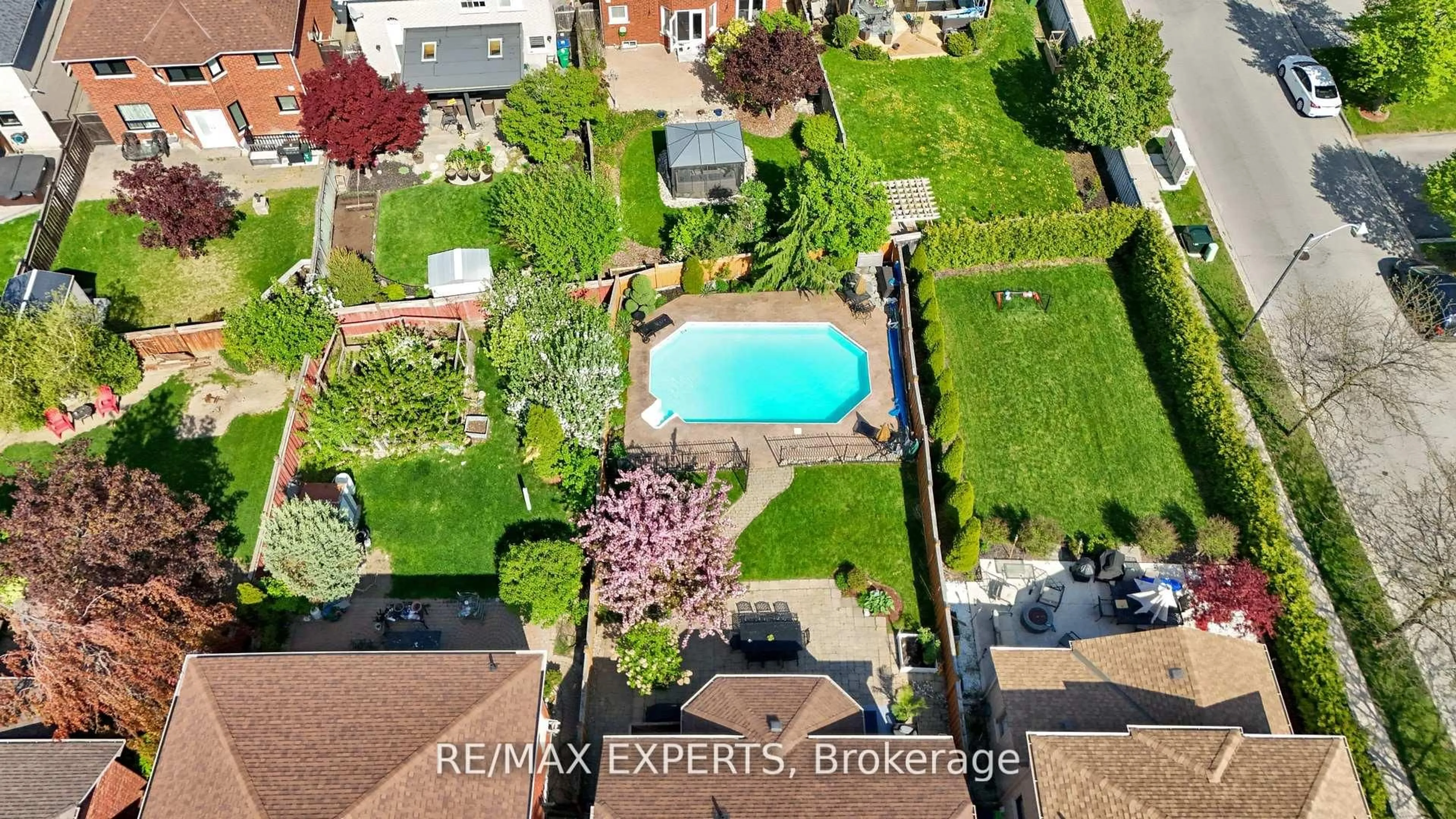 A pic from outside/outdoor area/front of a property/back of a property/a pic from drone, street for 36 Country Stroll Cres, Caledon Ontario L7E 2H4