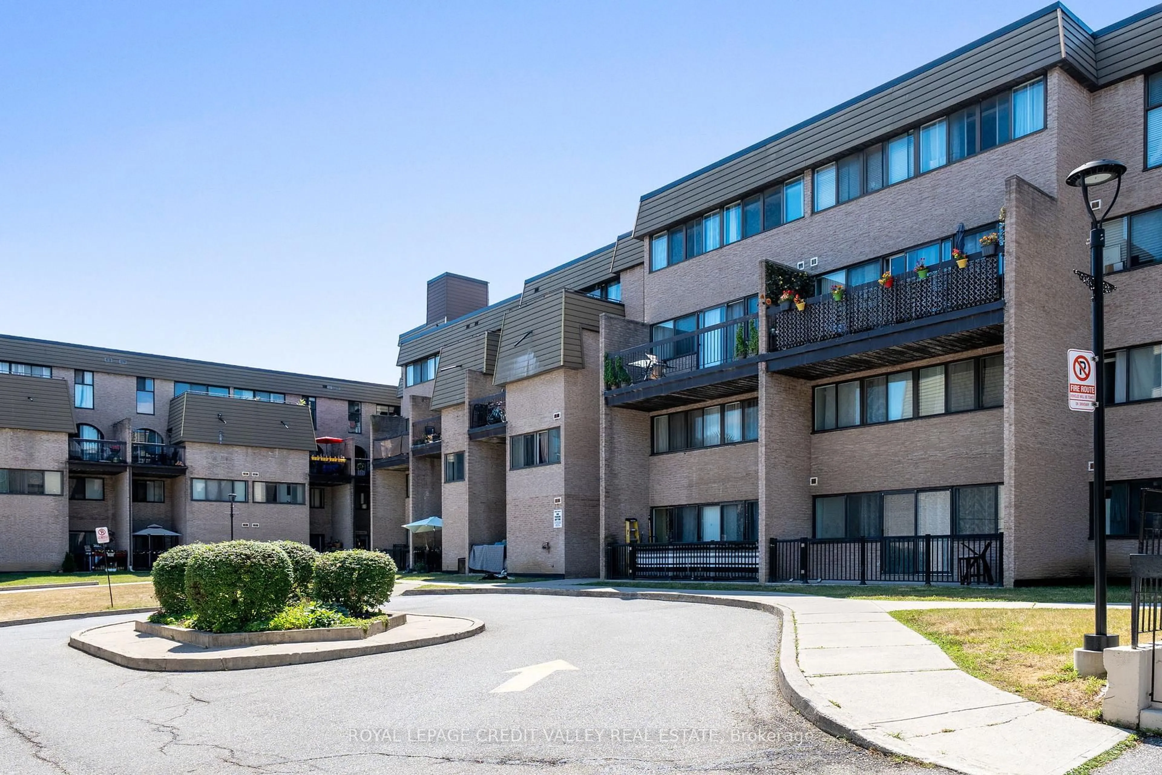Patio, building for 2095 Roche Crt #281, Mississauga Ontario L5K 2C8