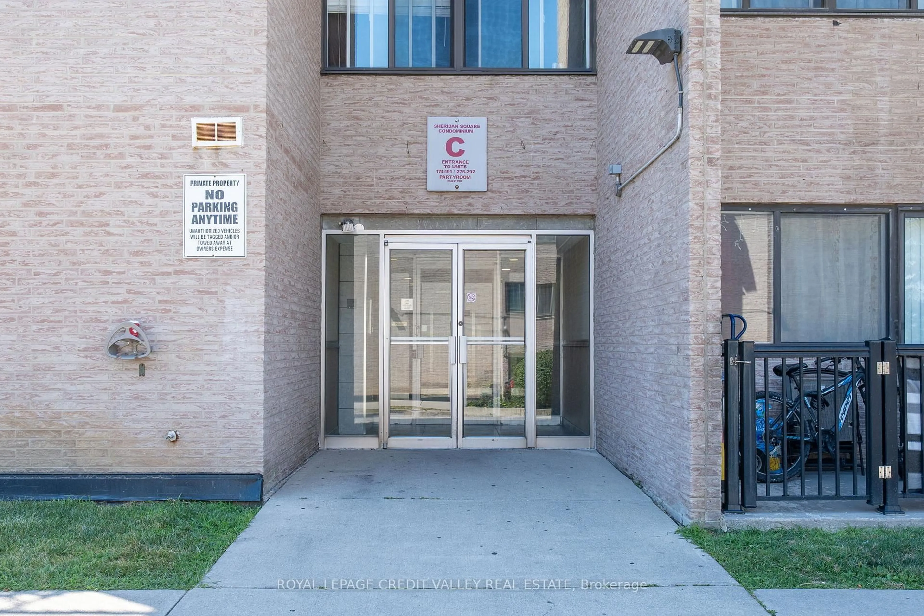 Indoor foyer for 2095 Roche Crt #281, Mississauga Ontario L5K 2C8