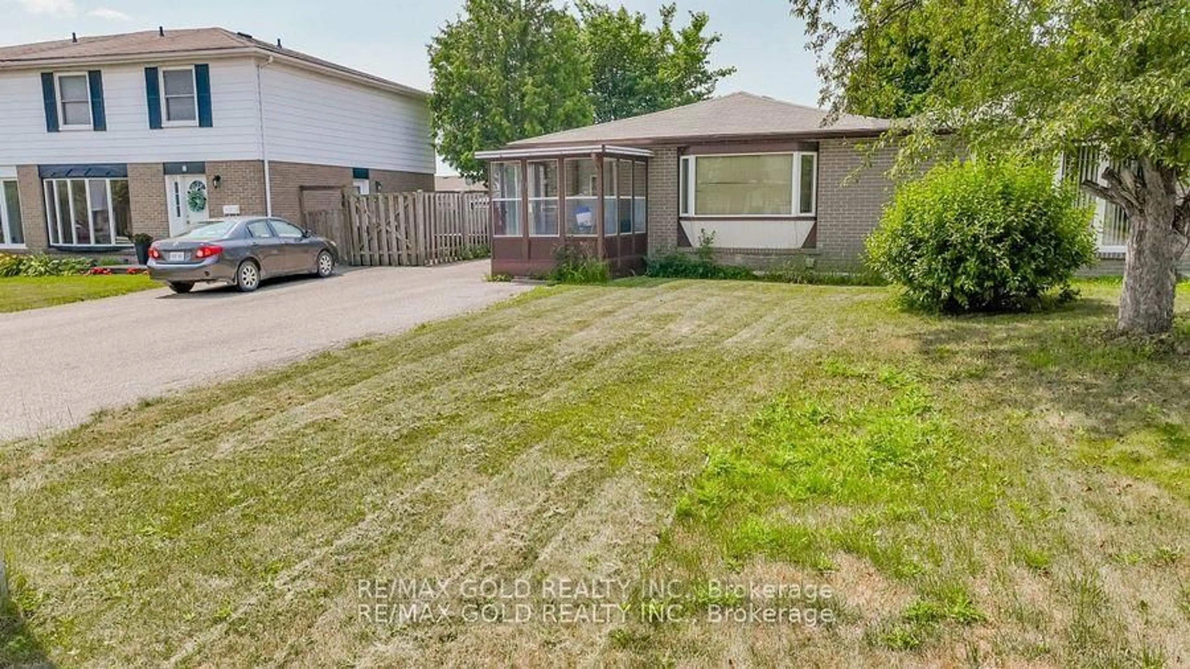 A pic from outside/outdoor area/front of a property/back of a property/a pic from drone, street for 10 Edenridge Dr, Brampton Ontario L6T 3B1