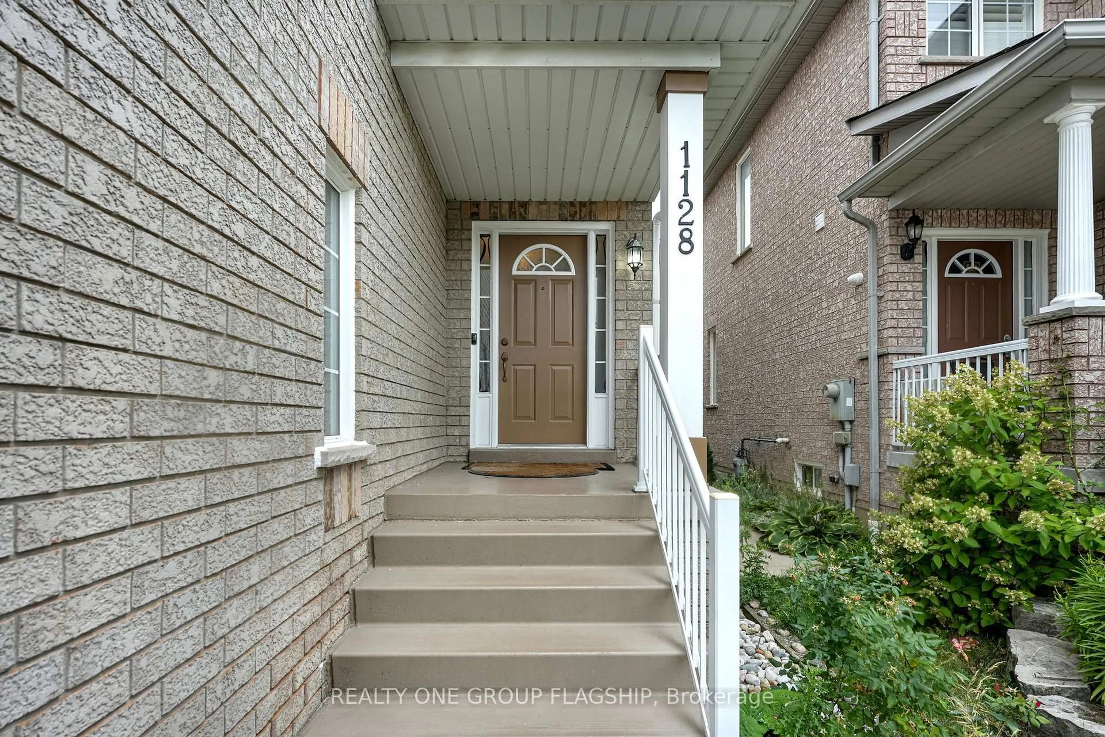 Indoor entryway for 1128 Knotty Pine Grve, Mississauga Ontario L5W 1J6