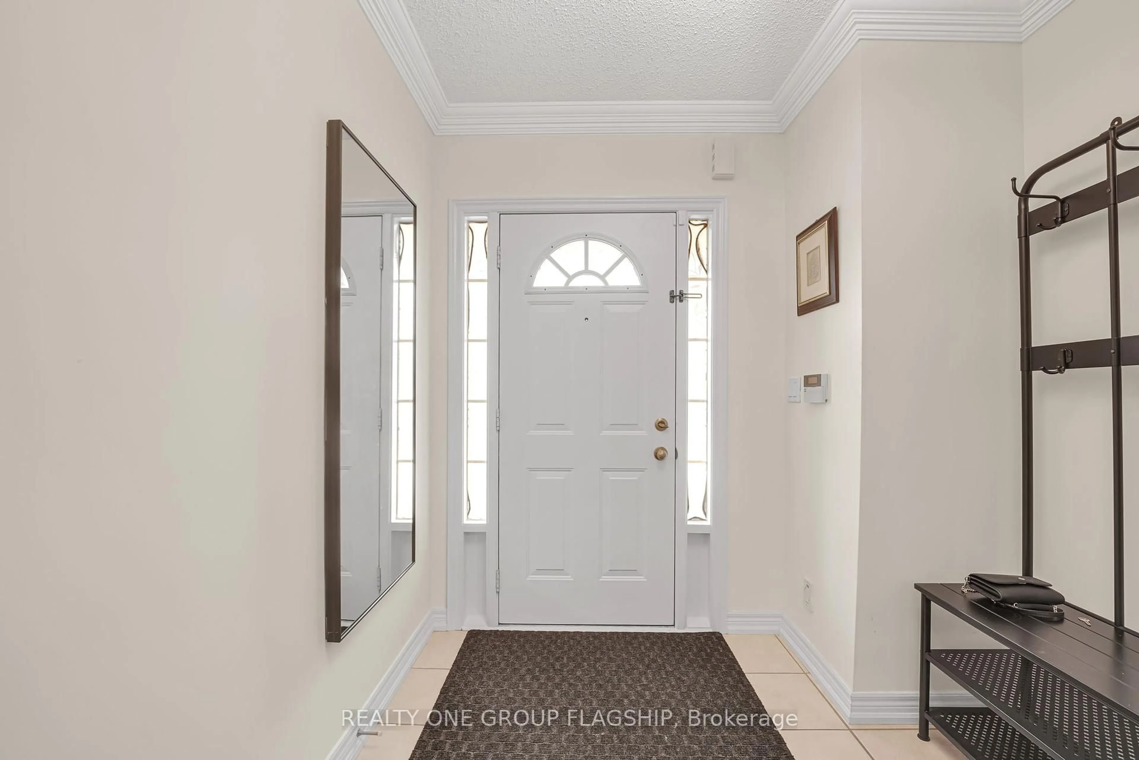 Indoor entryway for 1128 Knotty Pine Grve, Mississauga Ontario L5W 1J6
