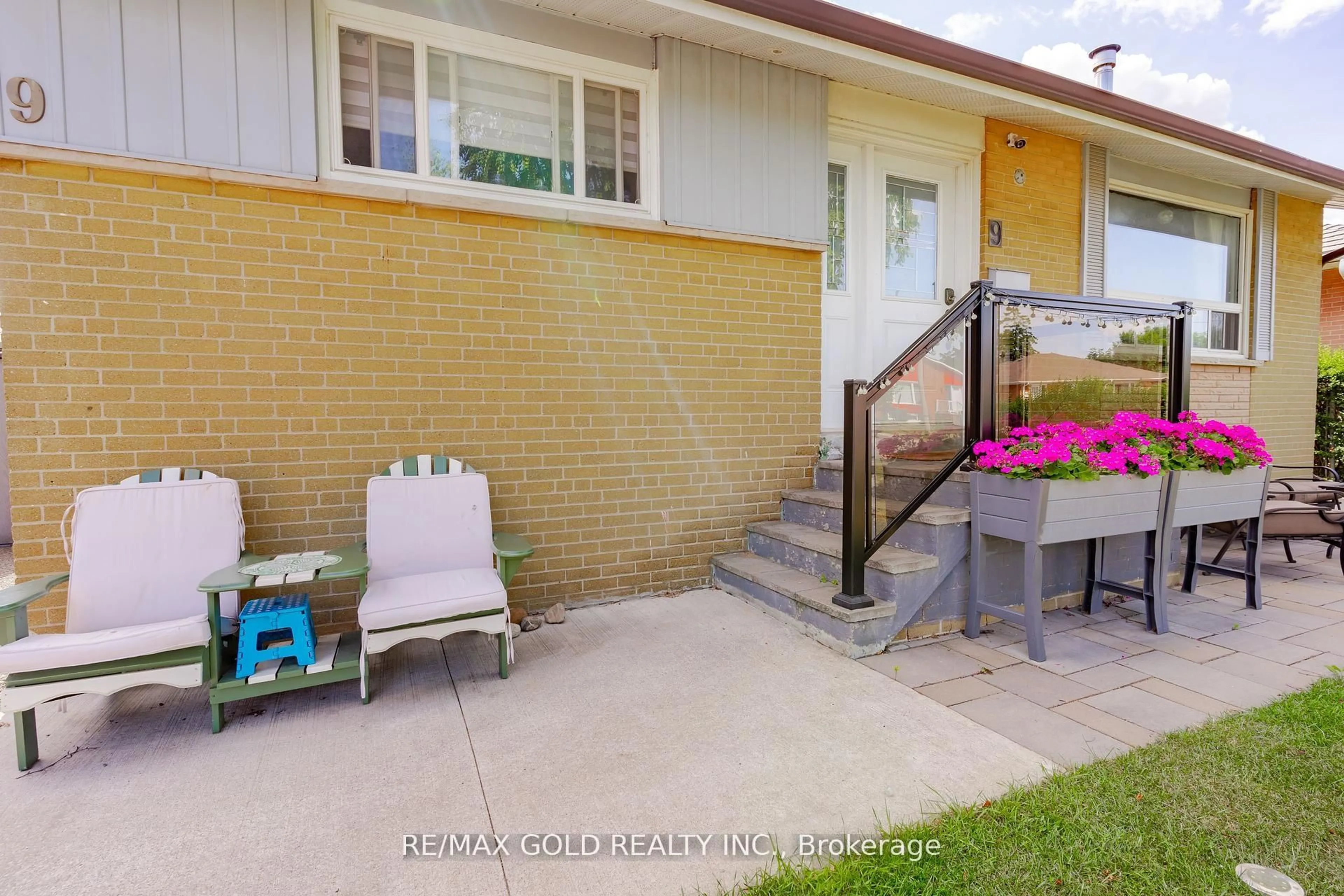 Patio, street for 9 Ashwood Cres, Brampton Ontario L6T 1M1
