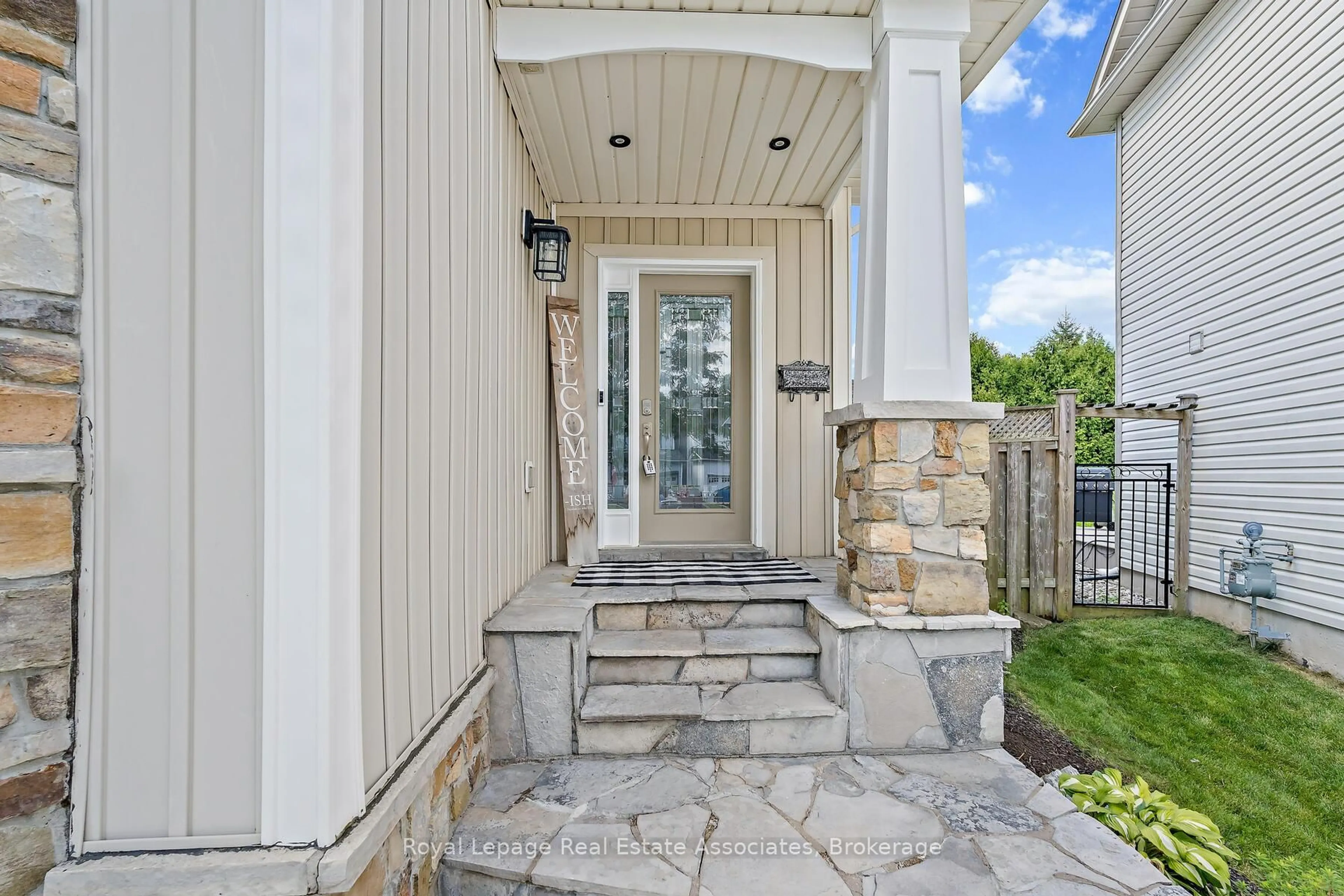 Indoor entryway for 27 Browns Cres, Halton Hills Ontario L7J 3A3