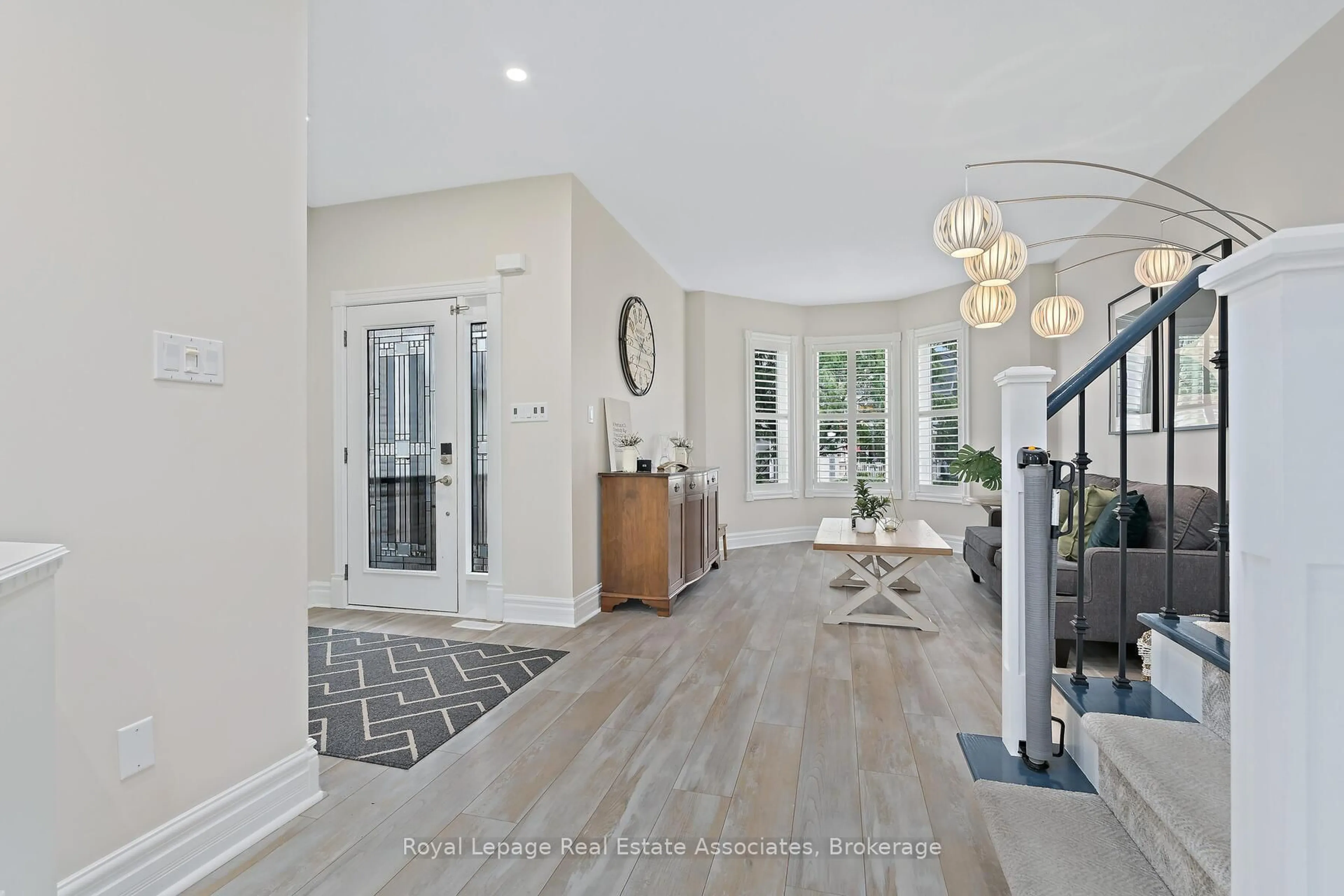 Indoor entryway for 27 Browns Cres, Halton Hills Ontario L7J 3A3