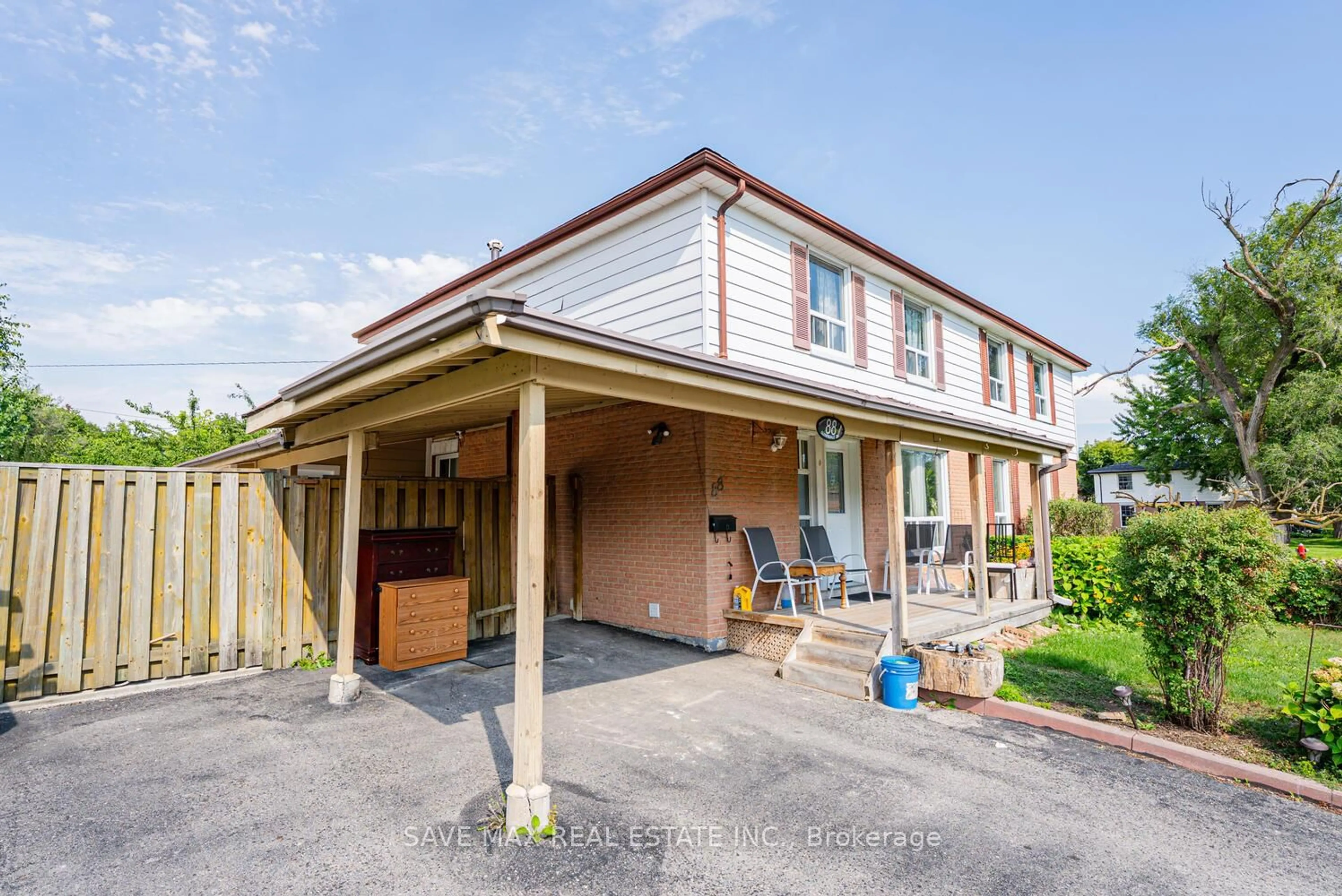 A pic from outside/outdoor area/front of a property/back of a property/a pic from drone, building for 88 Cloverdale Dr, Brampton Ontario L6T 2T8