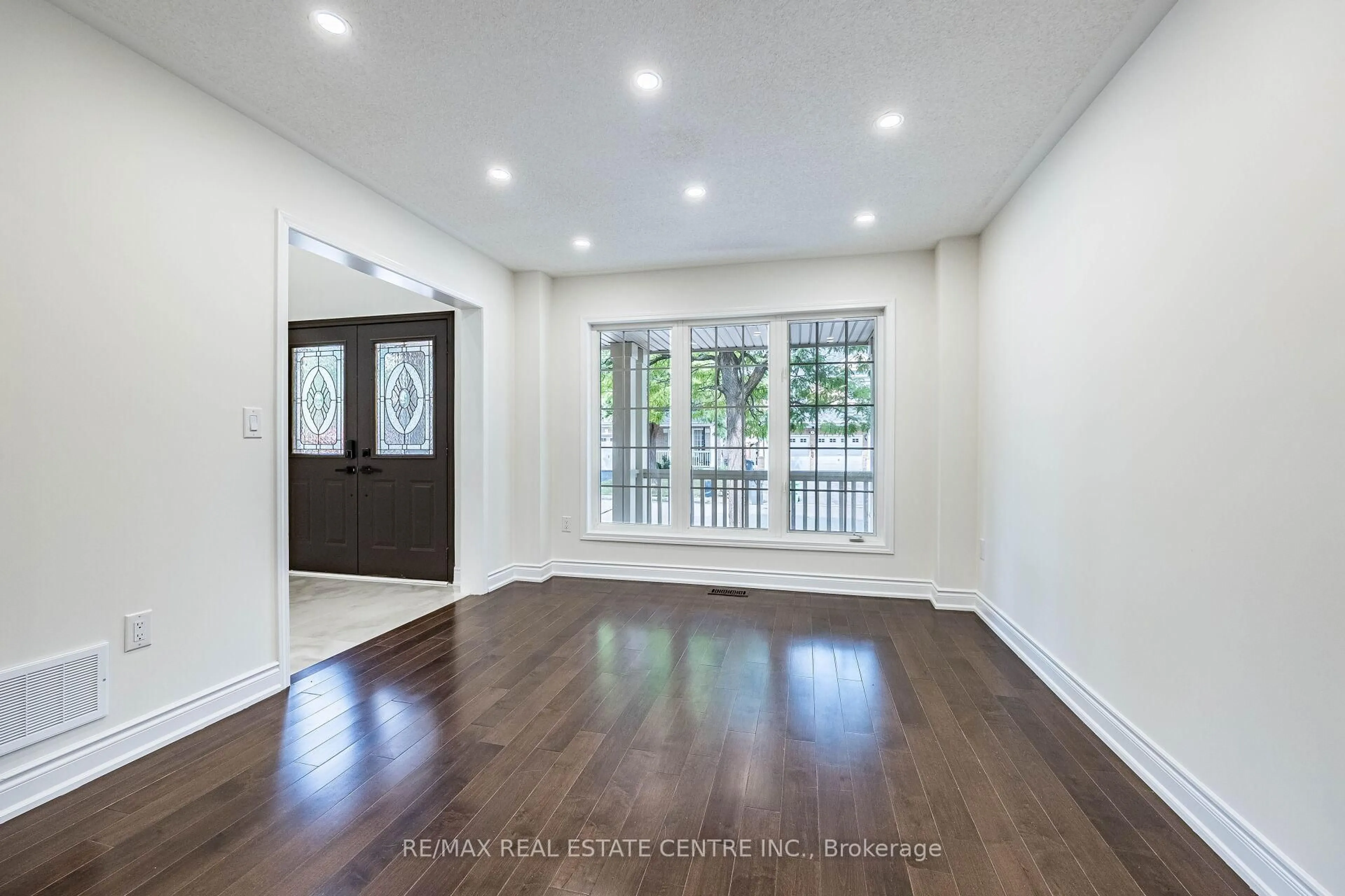 Indoor entryway for 9 Sparta Dr, Brampton Ontario L6P 1H6