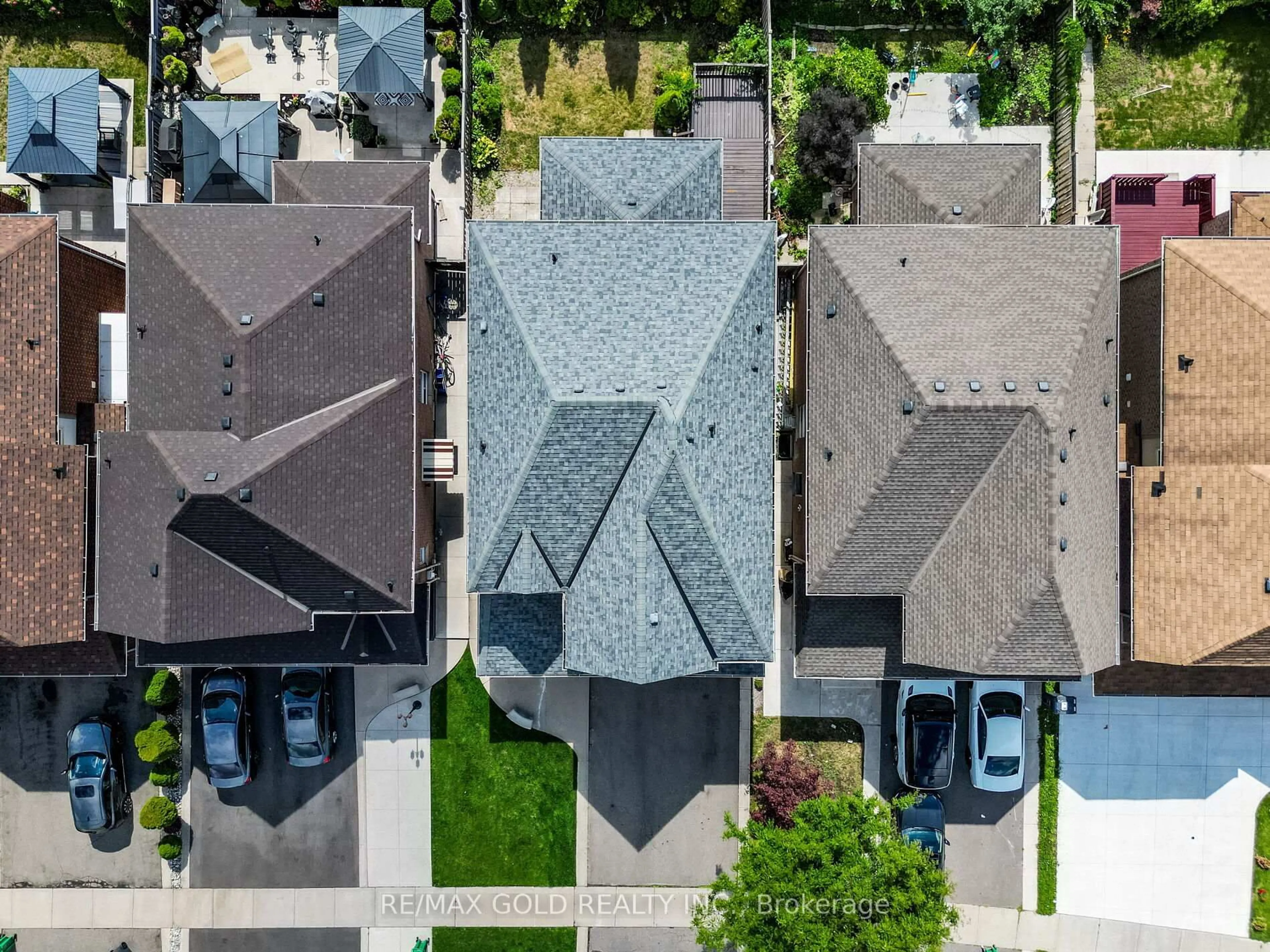 A pic from outside/outdoor area/front of a property/back of a property/a pic from drone, street for 87 Buick Blvd, Brampton Ontario L7A 3B7
