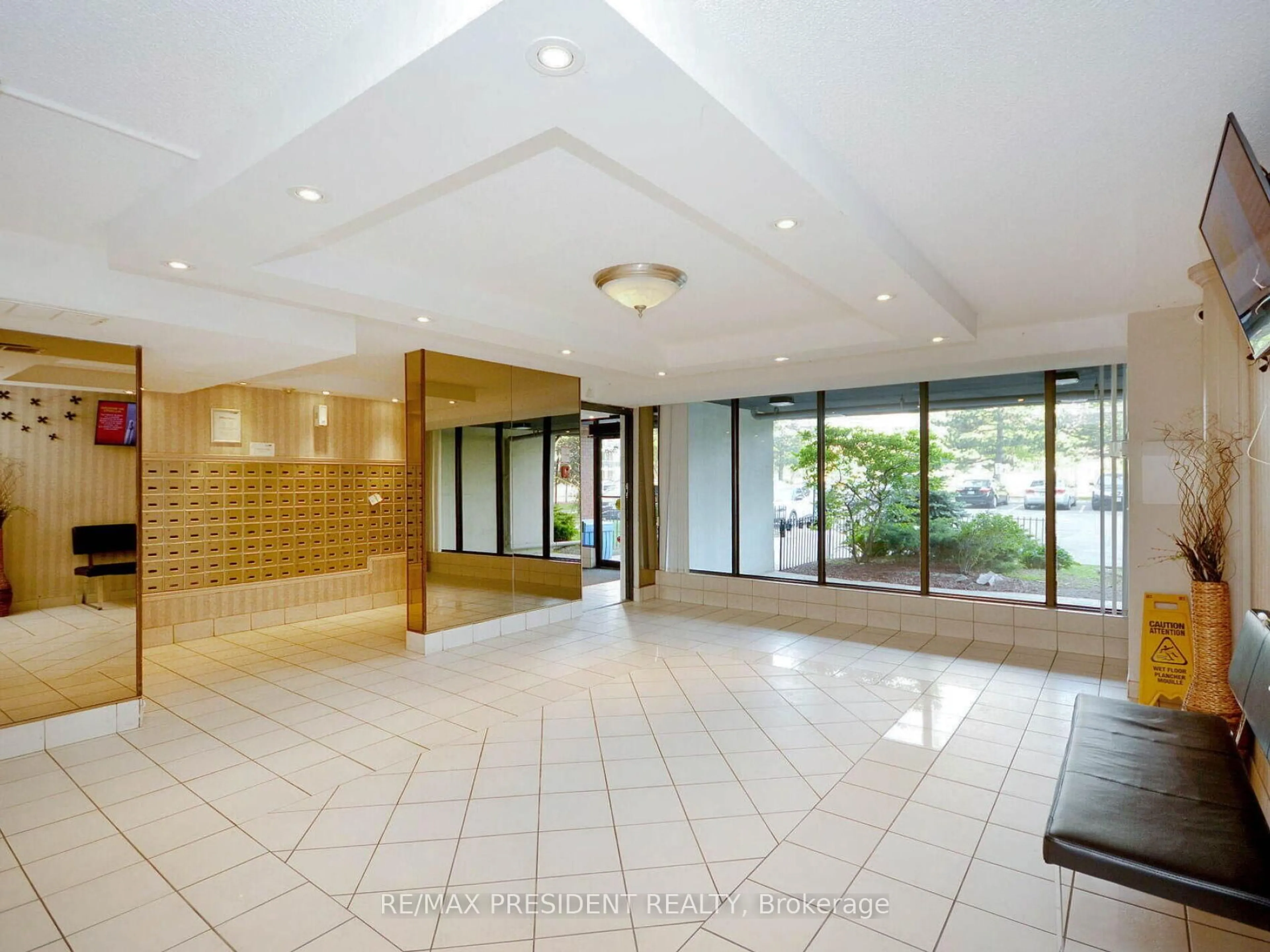Indoor foyer for 21 Knightsbridge Rd #1209, Brampton Ontario L6T 3Y1