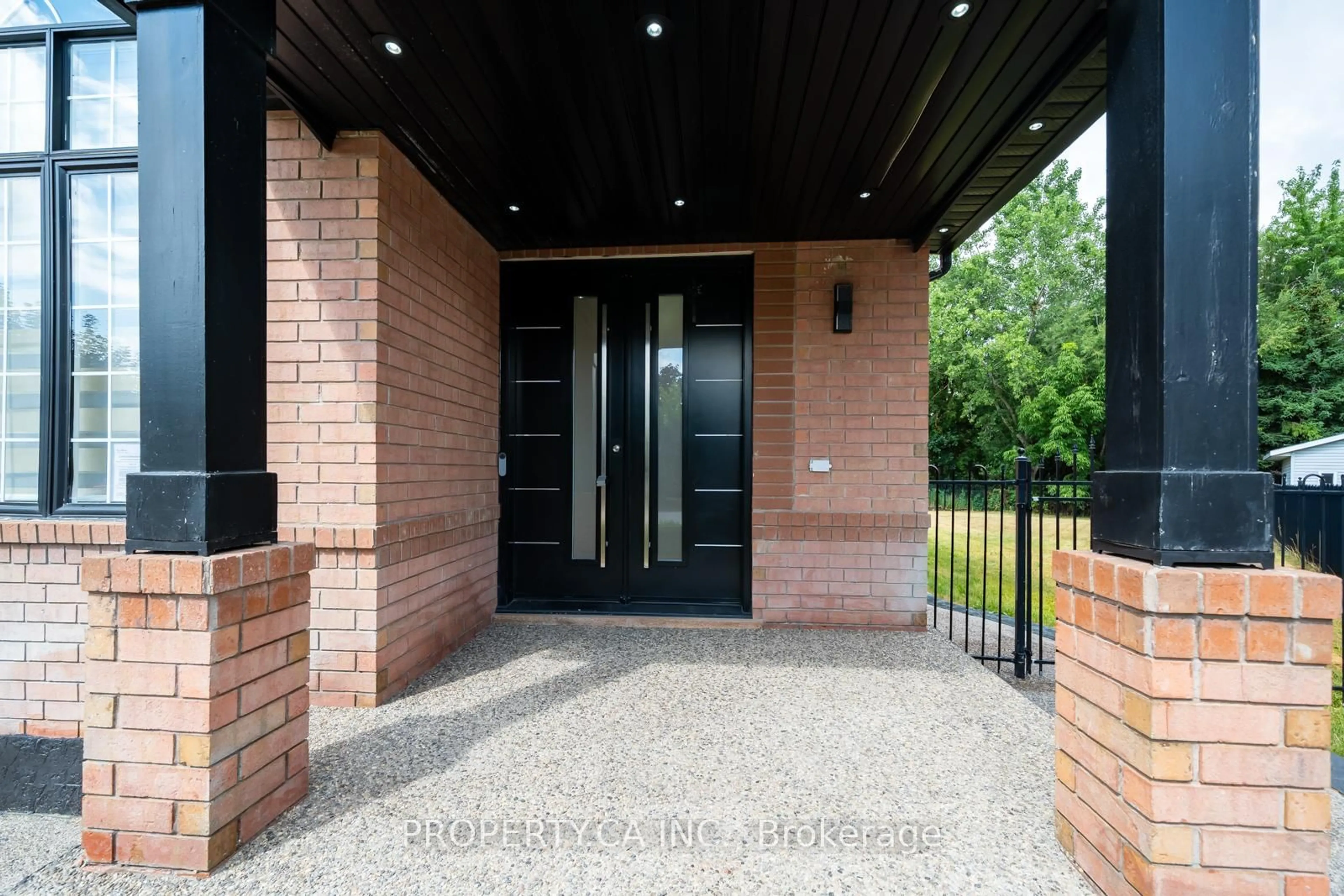 Indoor foyer for 22 Maldives Cres, Brampton Ontario L6P 1L5