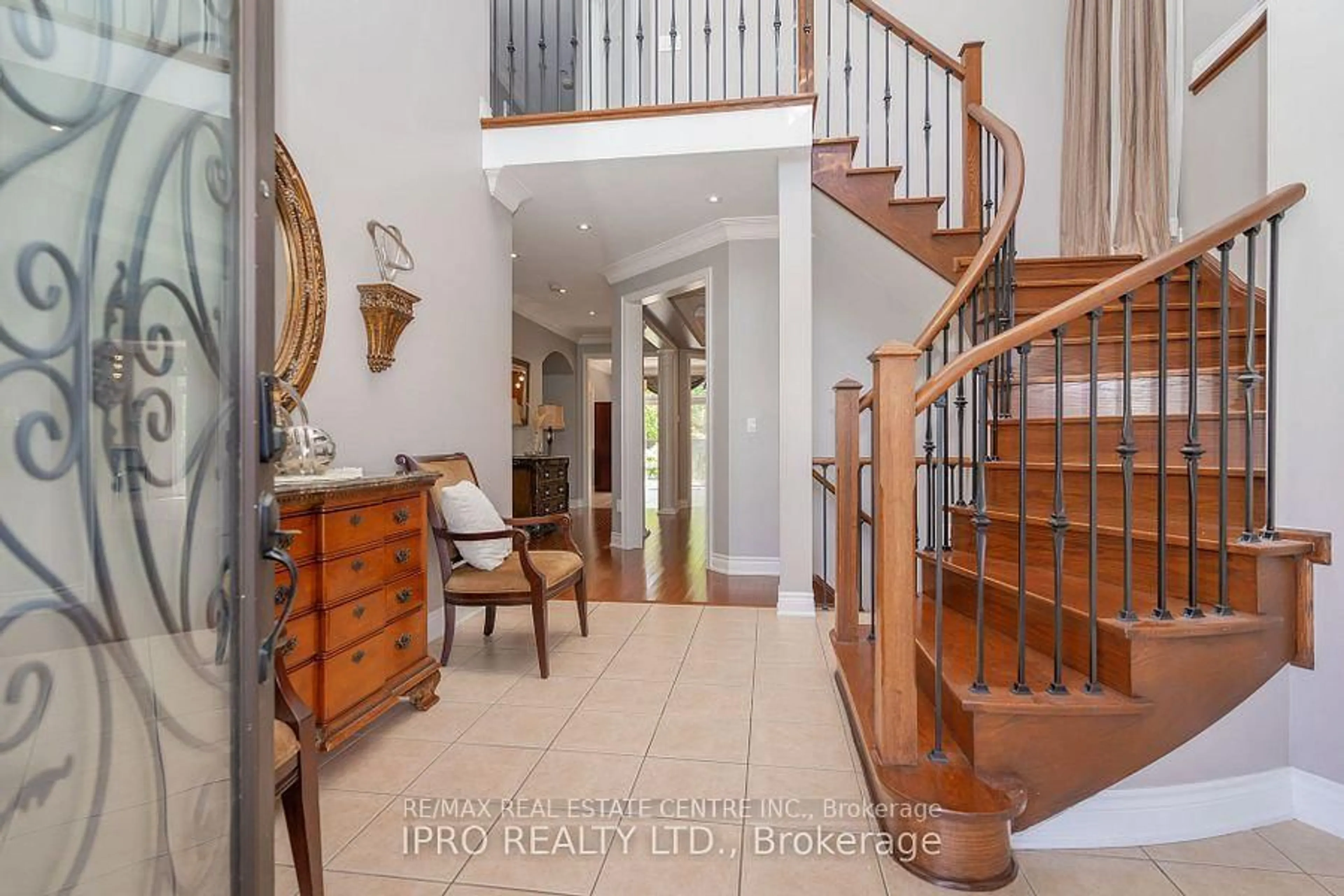 Indoor foyer for 26 Maybeck Dr, Brampton Ontario L6X 0Z1