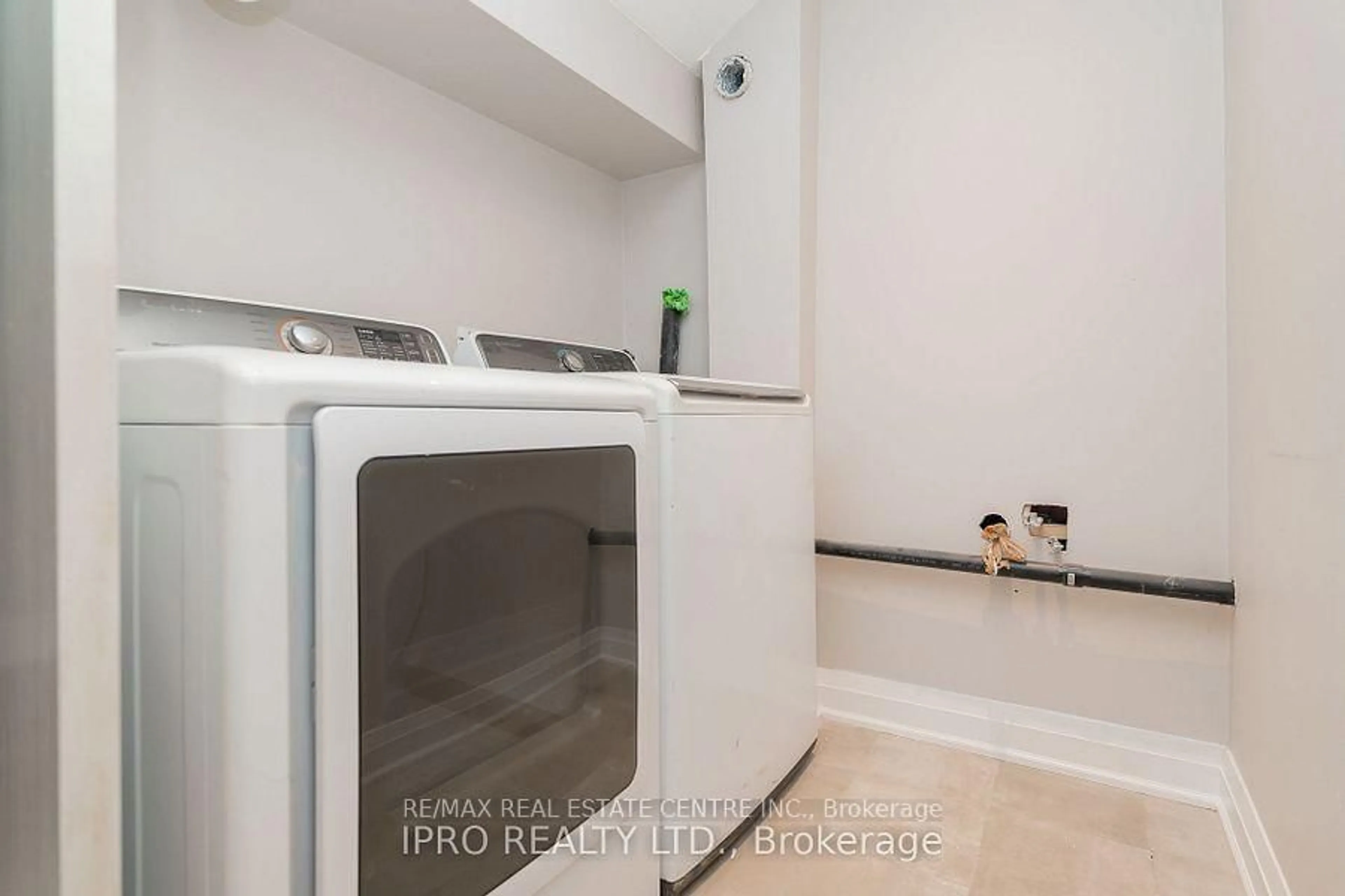 Laundry room for 26 Maybeck Dr, Brampton Ontario L6X 0Z1