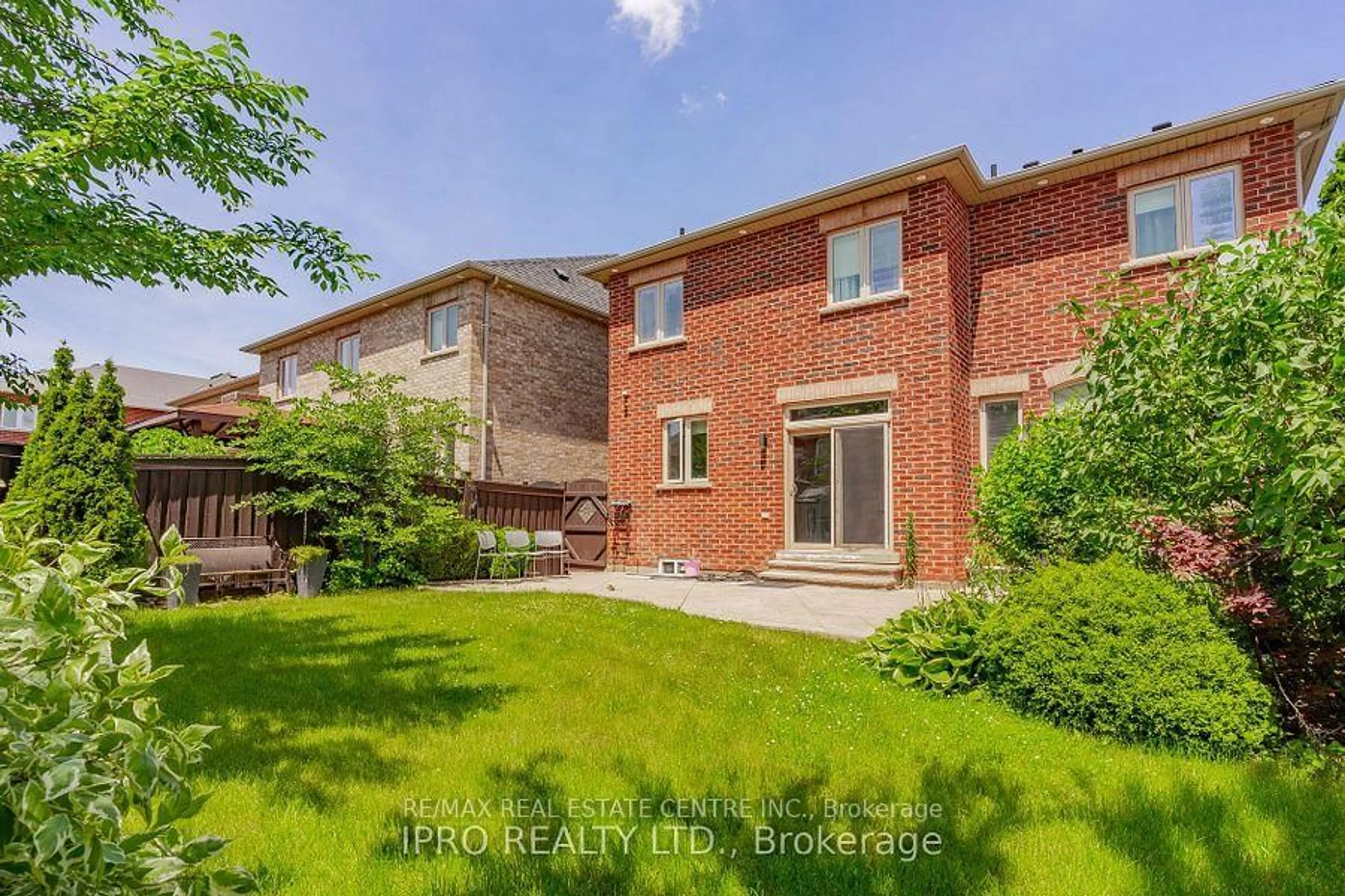 A pic from outside/outdoor area/front of a property/back of a property/a pic from drone, street for 26 Maybeck Dr, Brampton Ontario L6X 0Z1