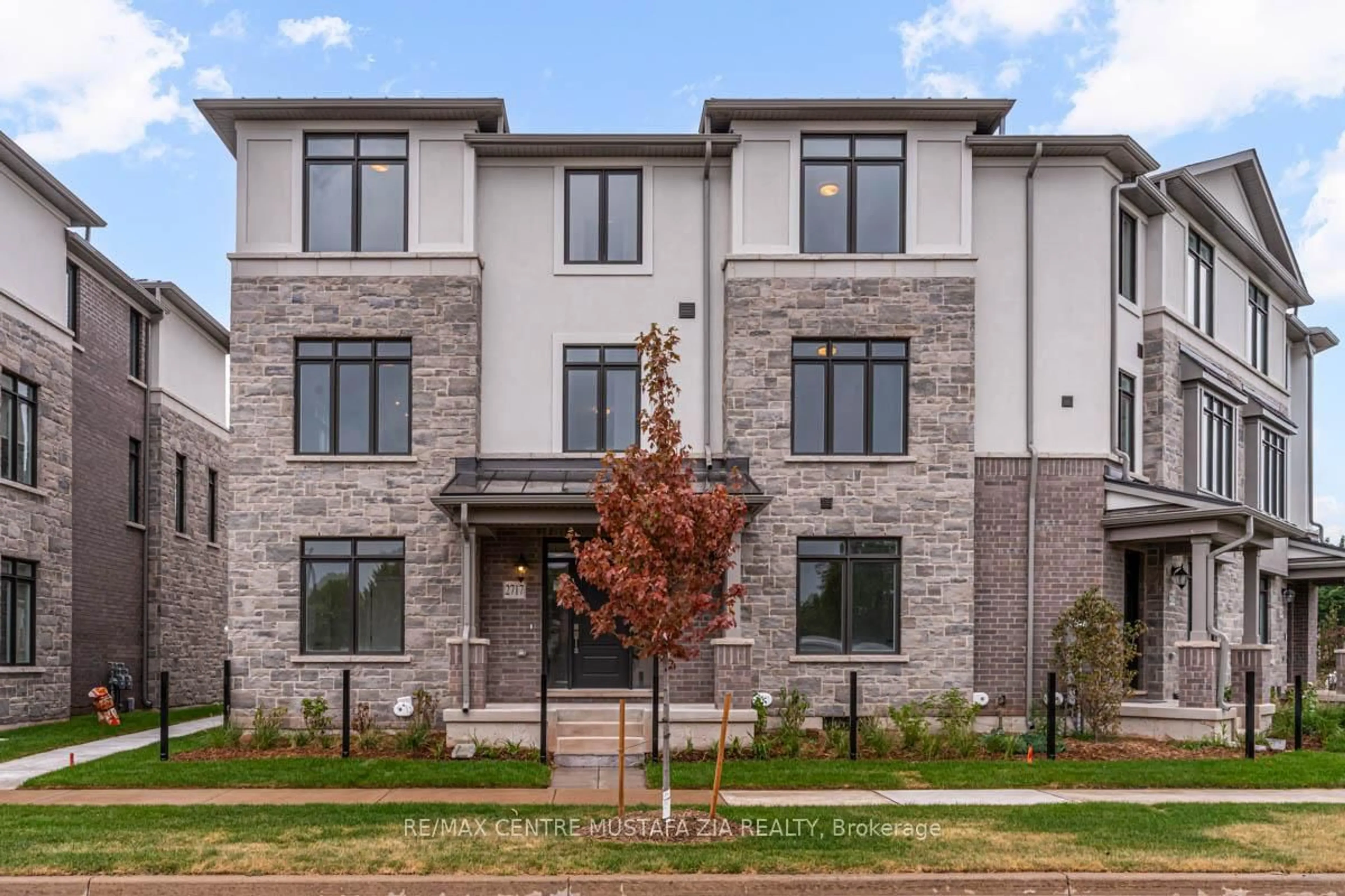 Home with brick exterior material, street for 2717 WestOak Trails Blvd, Oakville Ontario L6M 4T7