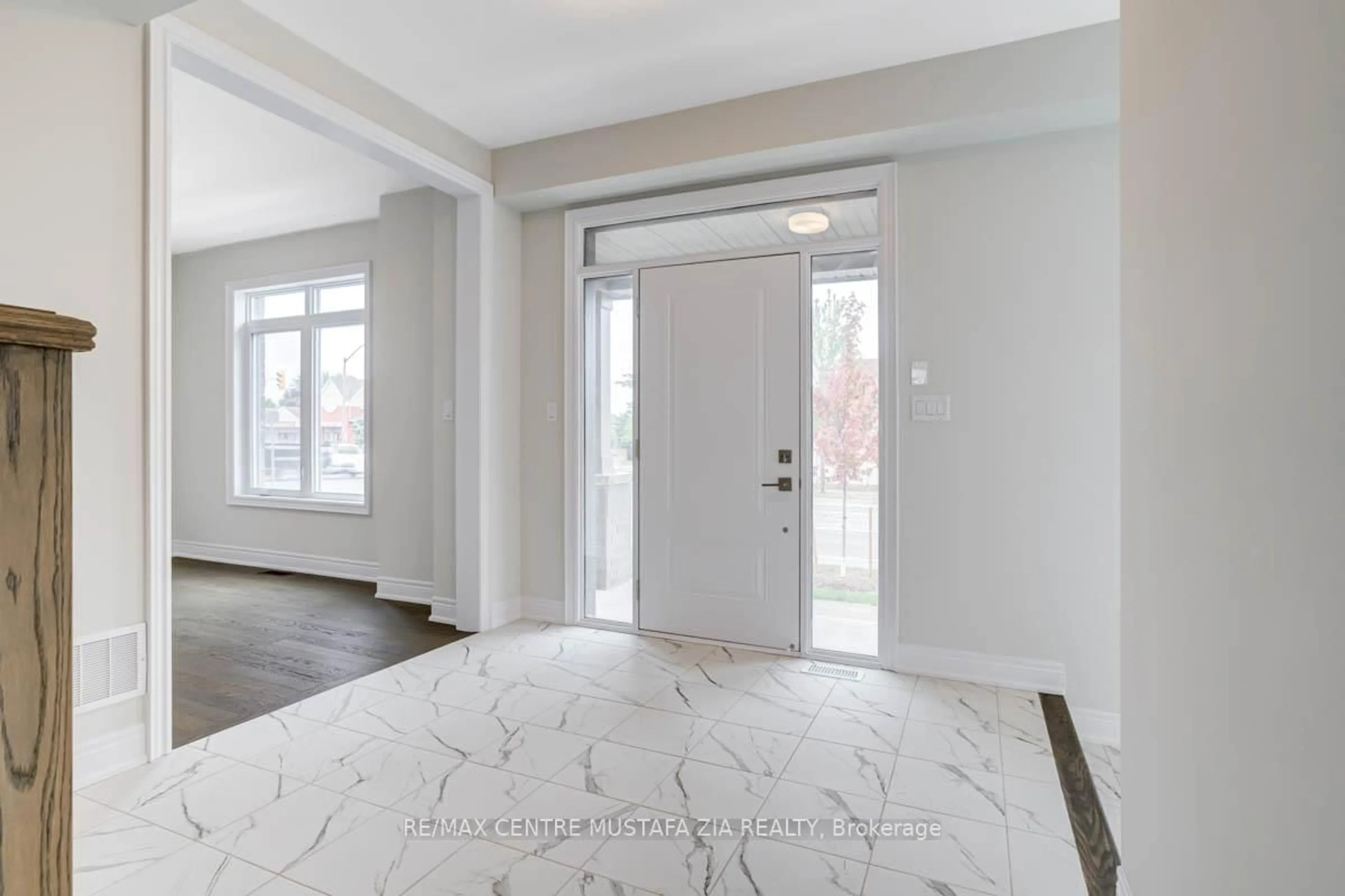 Indoor entryway for 2717 WestOak Trails Blvd, Oakville Ontario L6M 4T7